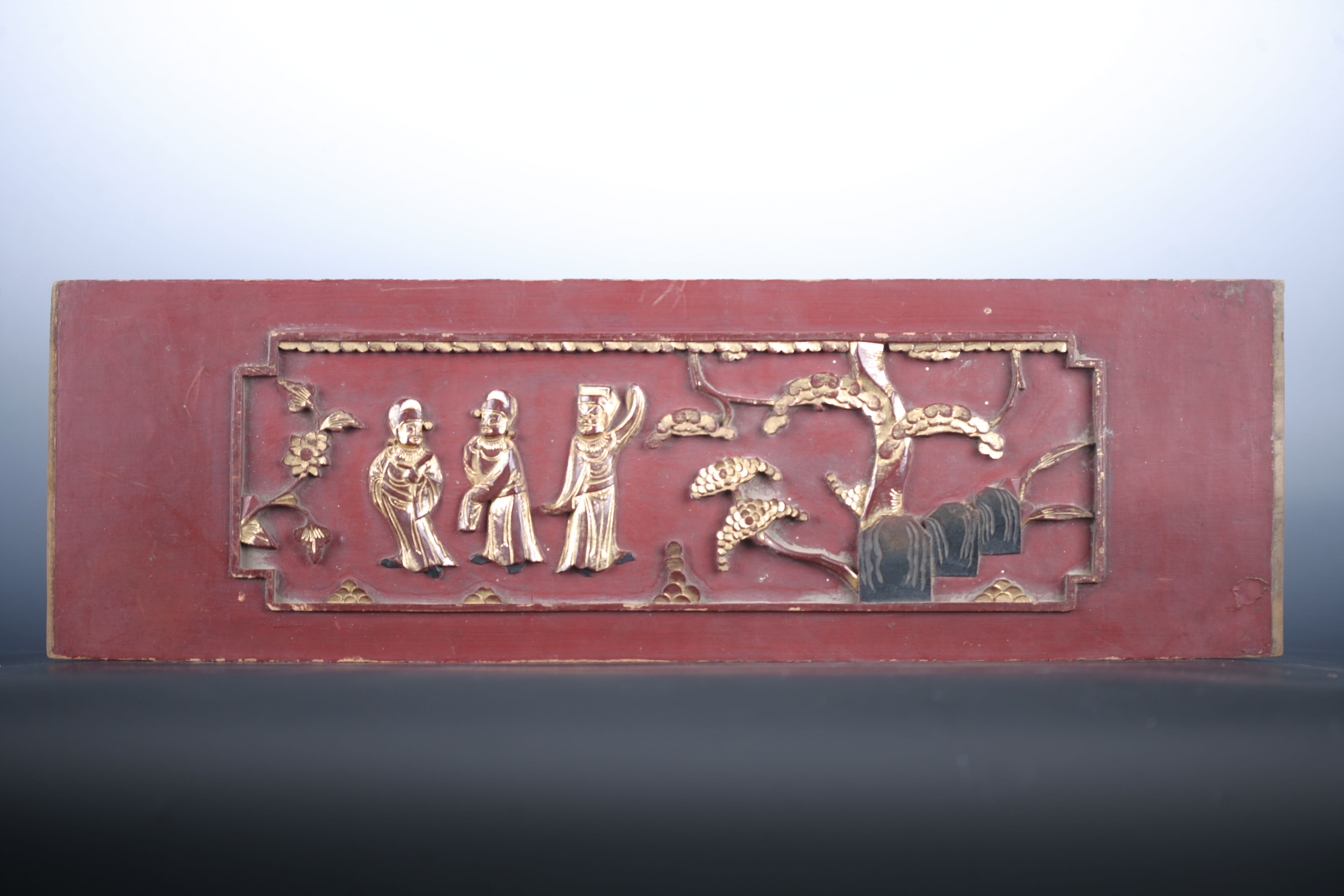 清金漆木雕松树戏剧人物纹花板