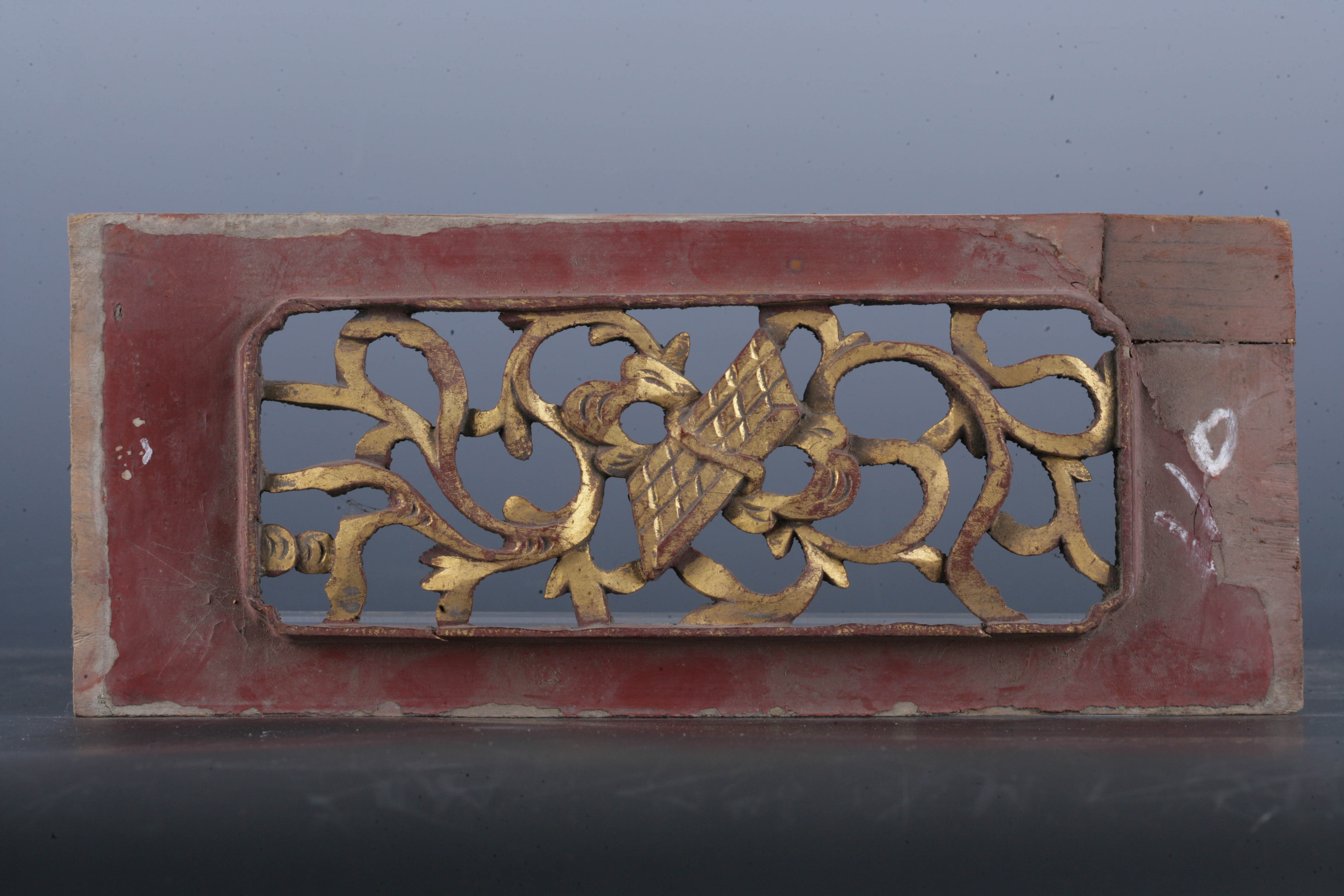 清金漆木镂雕棋盘卷草纹花板