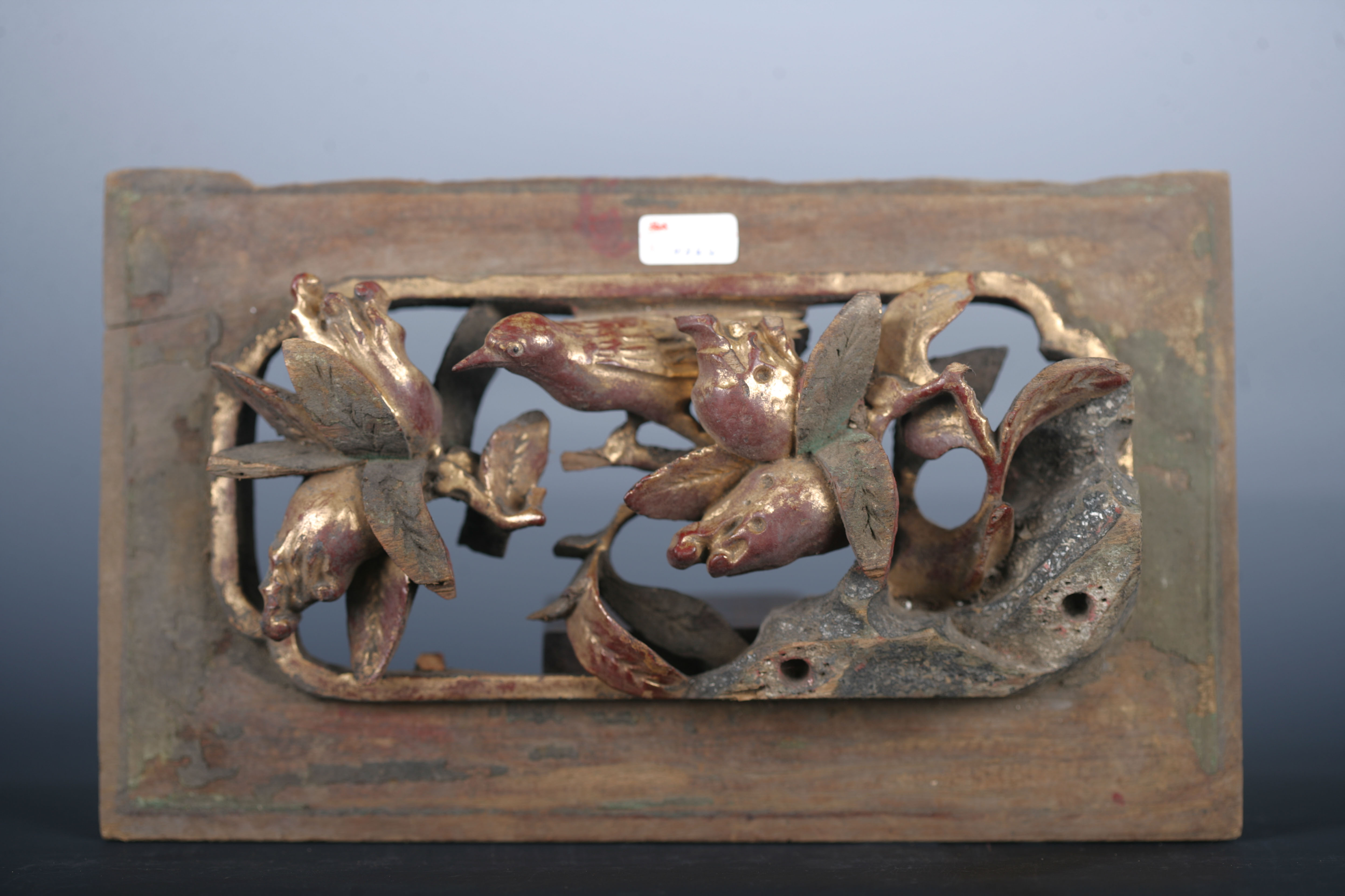 清金漆木镂雕佛手雀鸟纹花板