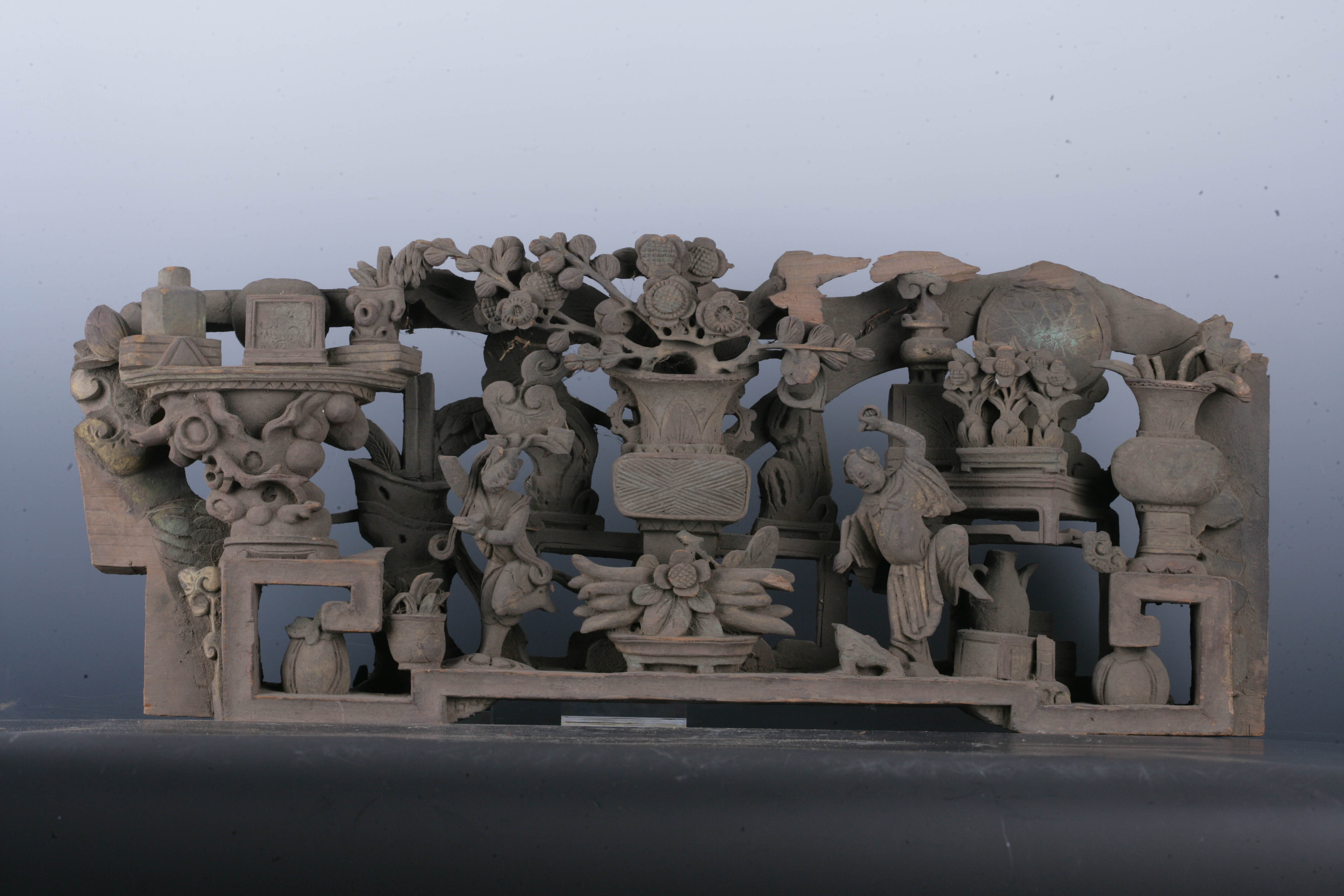 清金漆木镂雕戏剧人物纹花板-2