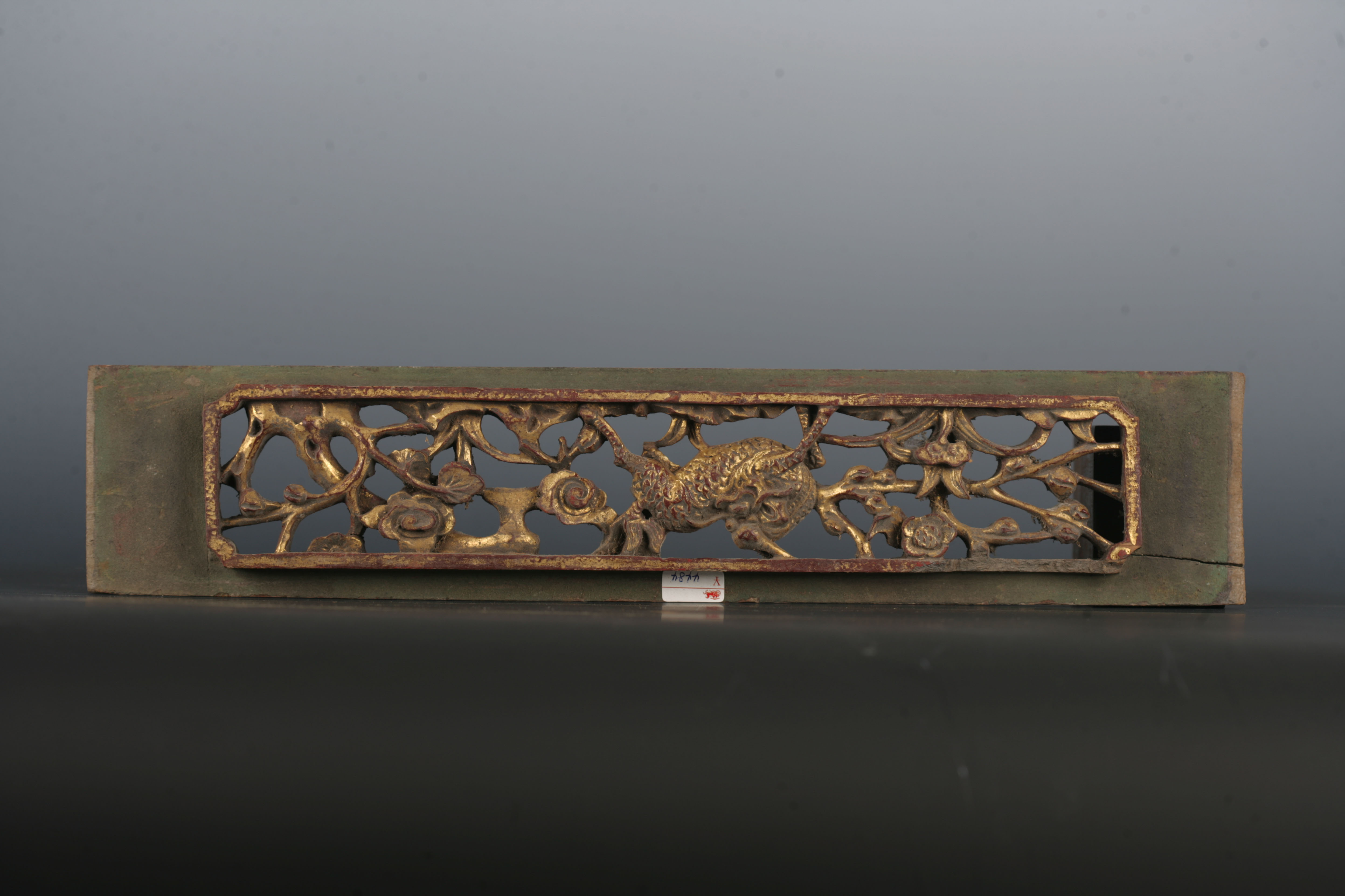 清金漆木镂雕麒麟花卉纹花板-2