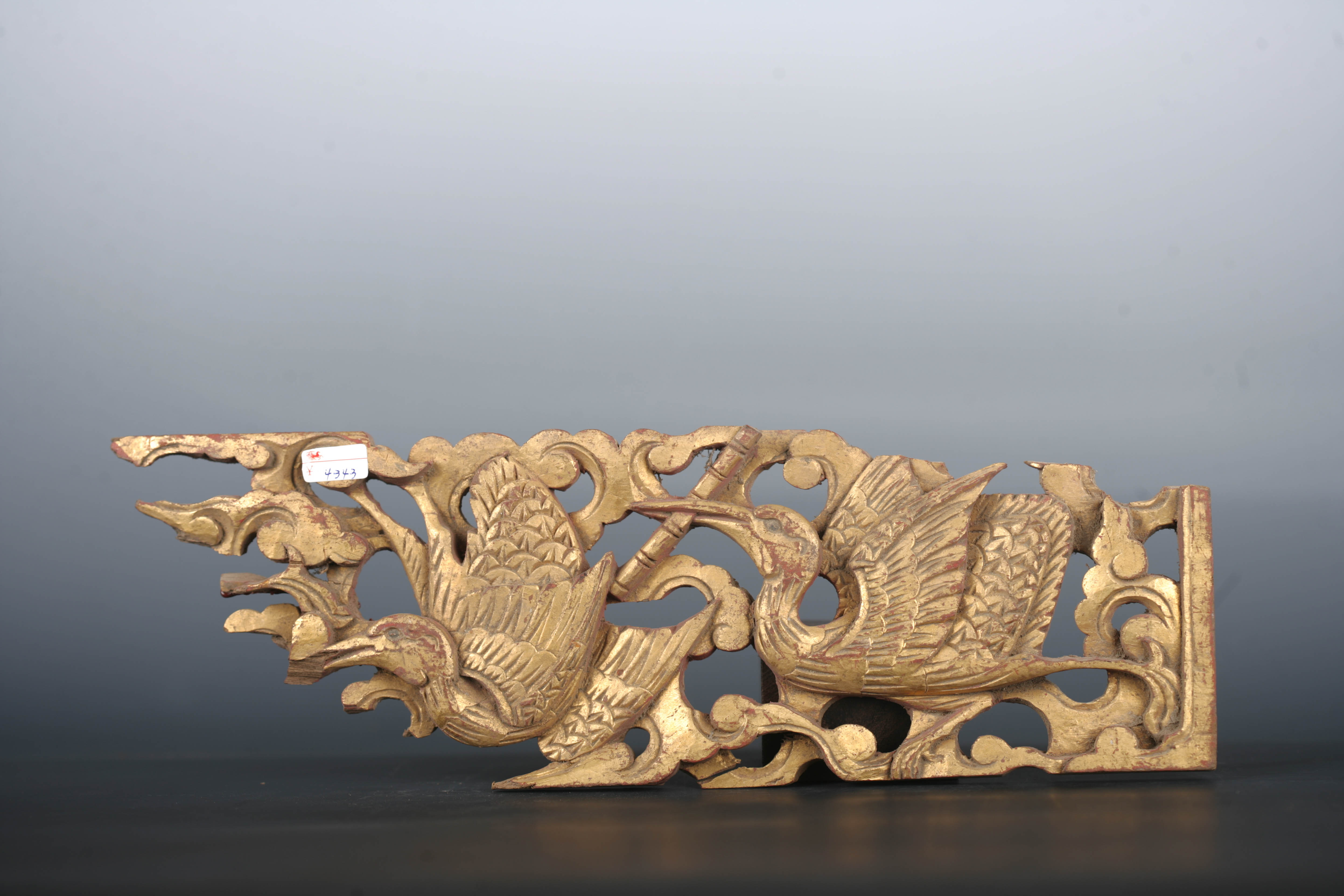 清金漆木镂雕双鹤纹花板