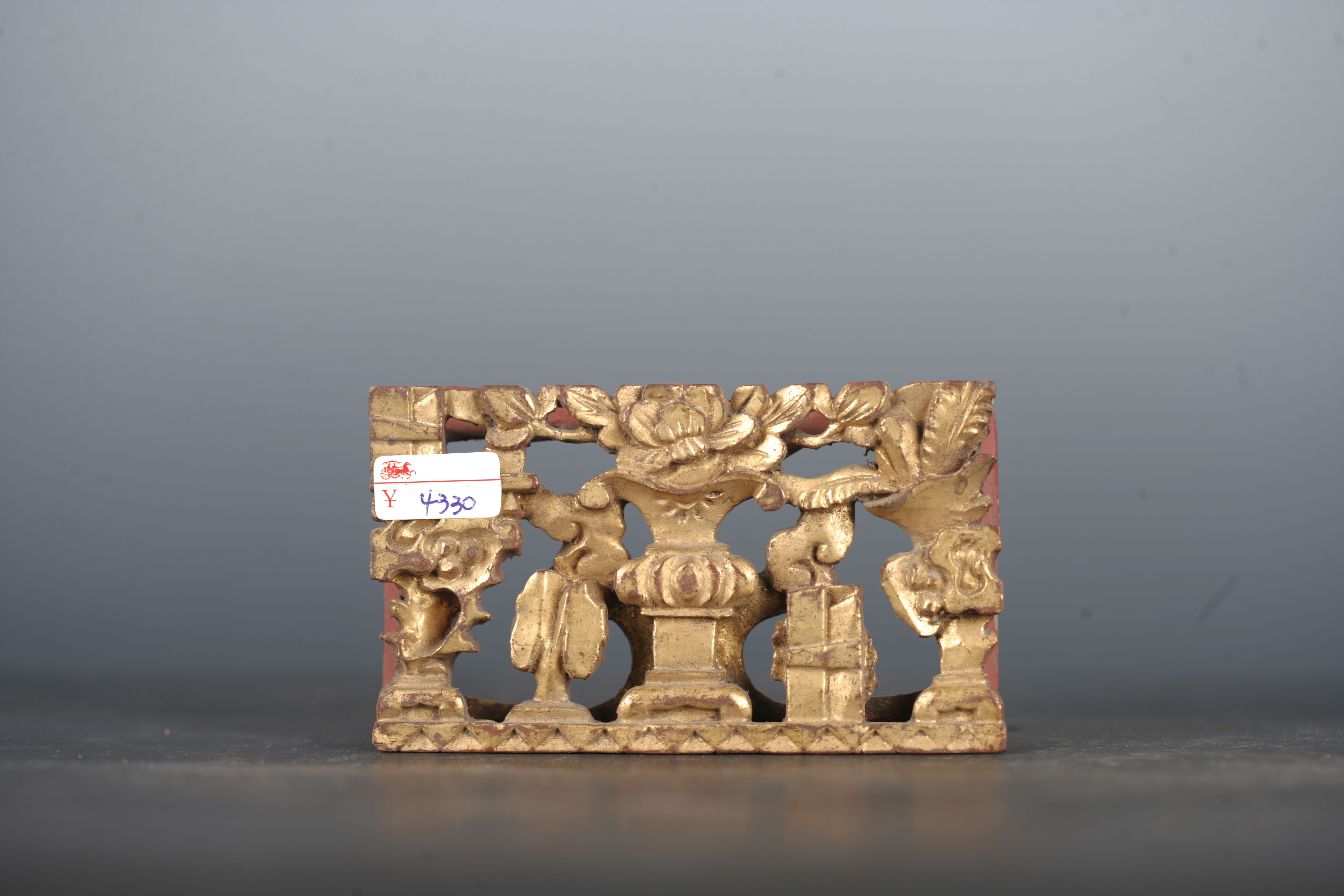 清金漆木镂雕花卉纹花板-95