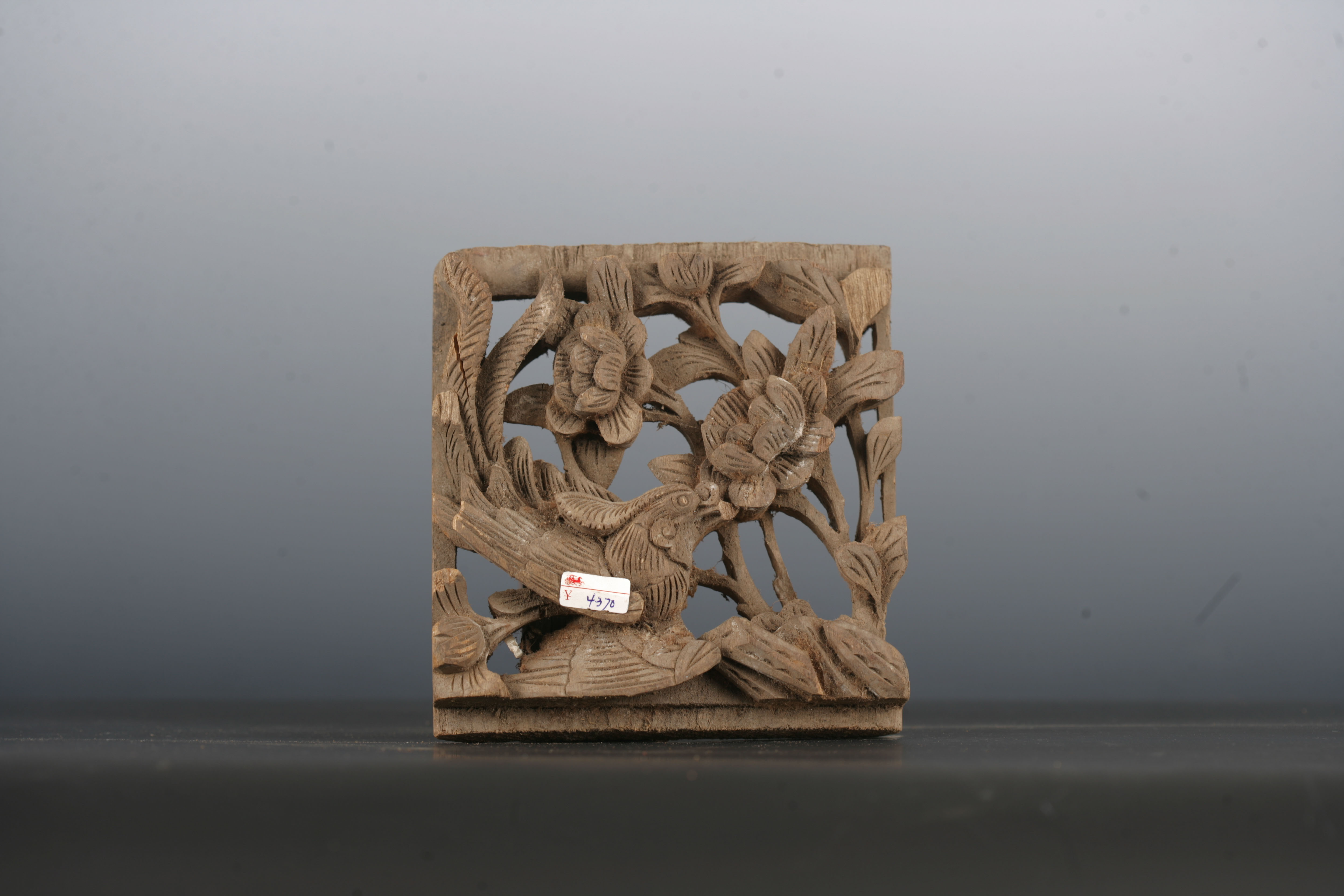 清金漆木镂雕花卉纹花板-98