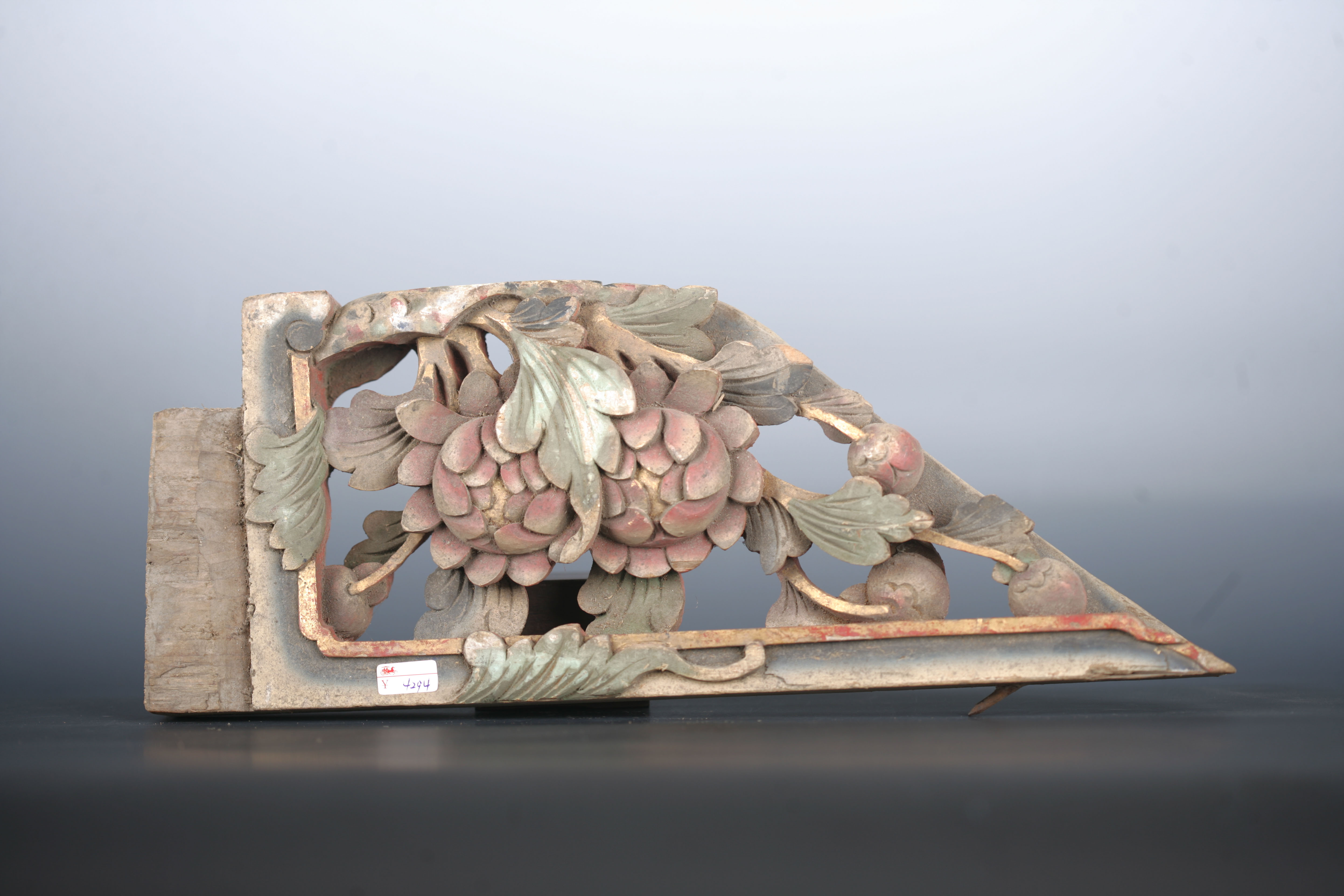 清金漆木镂雕牡丹花纹雀替