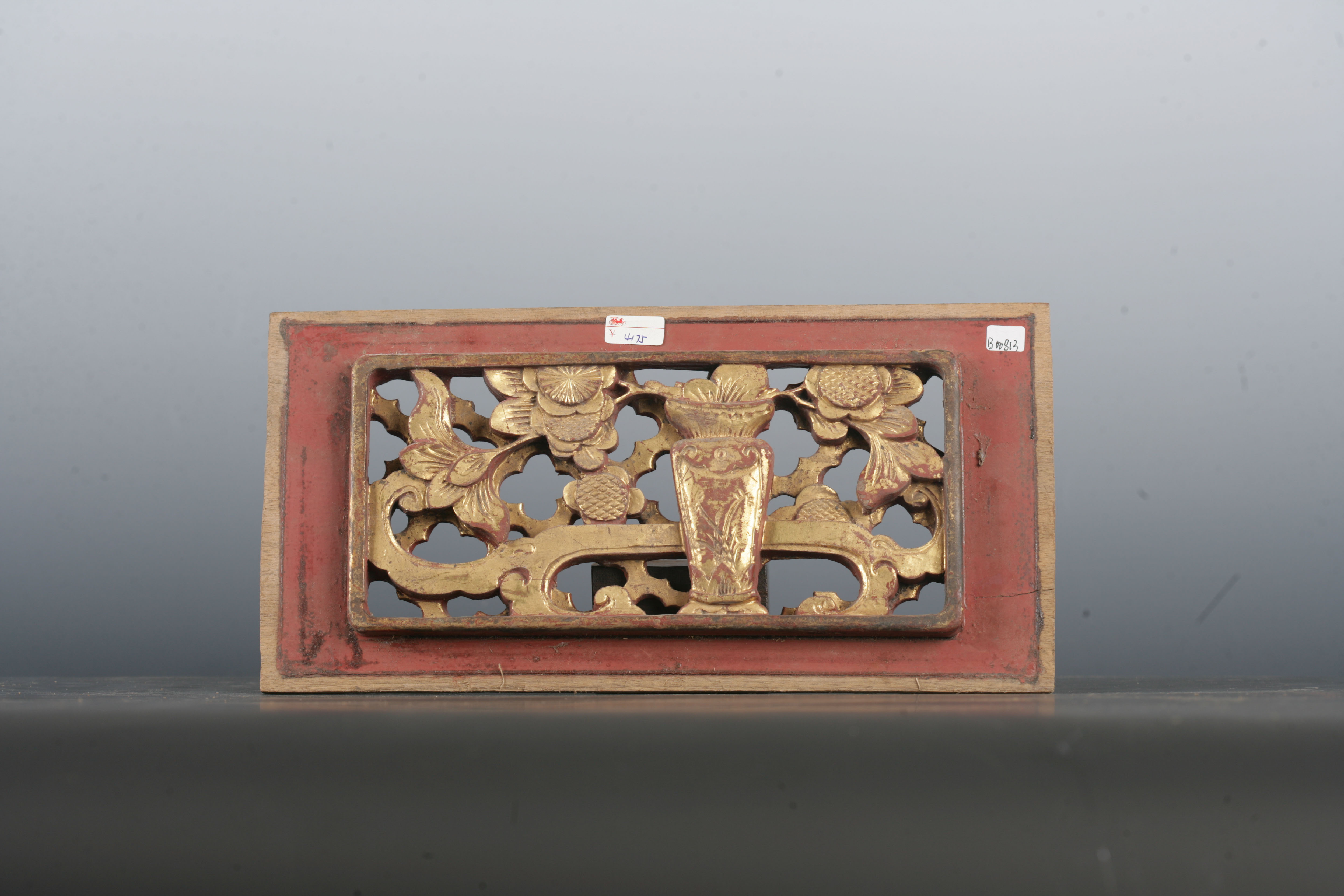 清金漆木镂雕如意瓶花纹花板