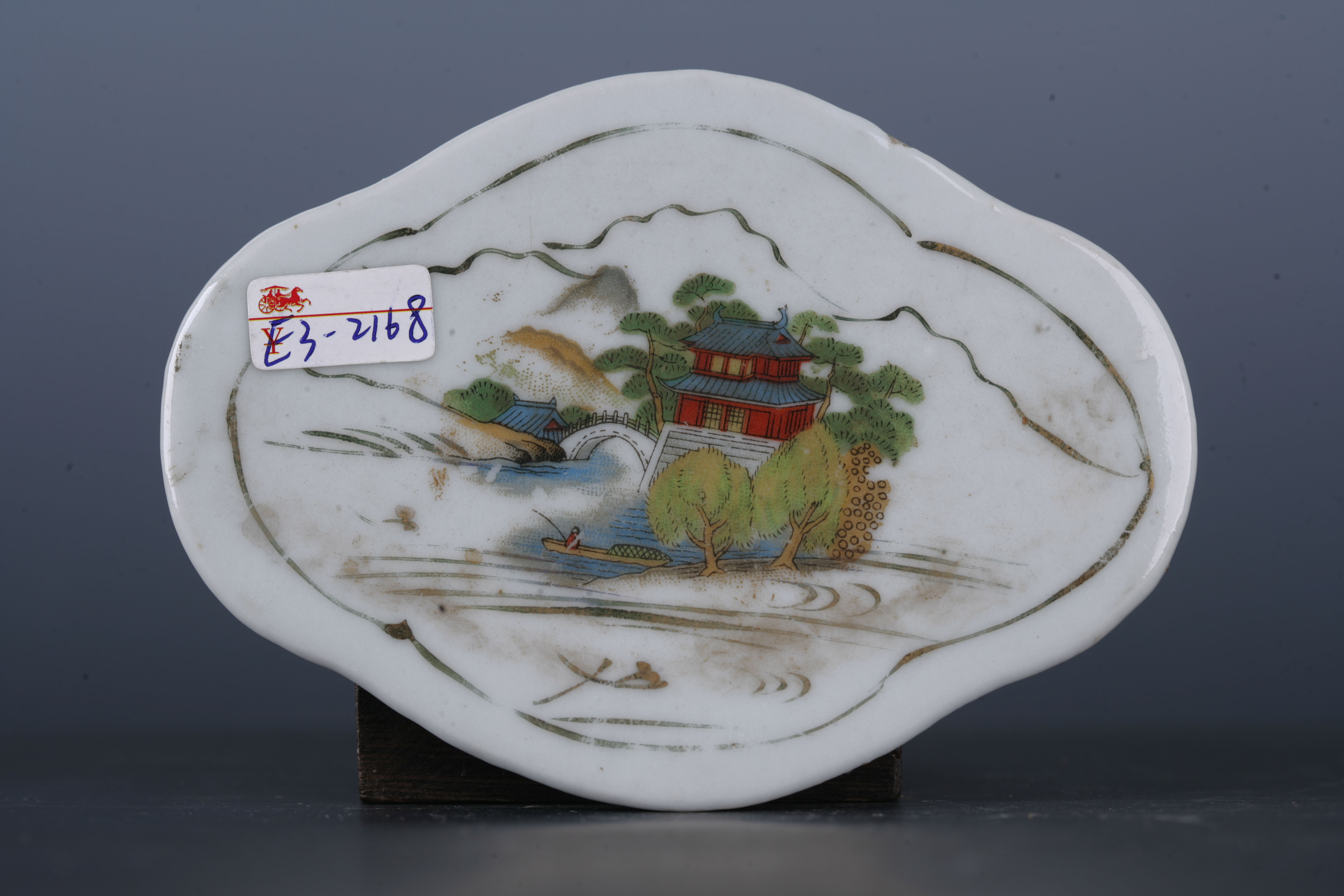 中华民国粉彩山水纹菱花形瓷板-4