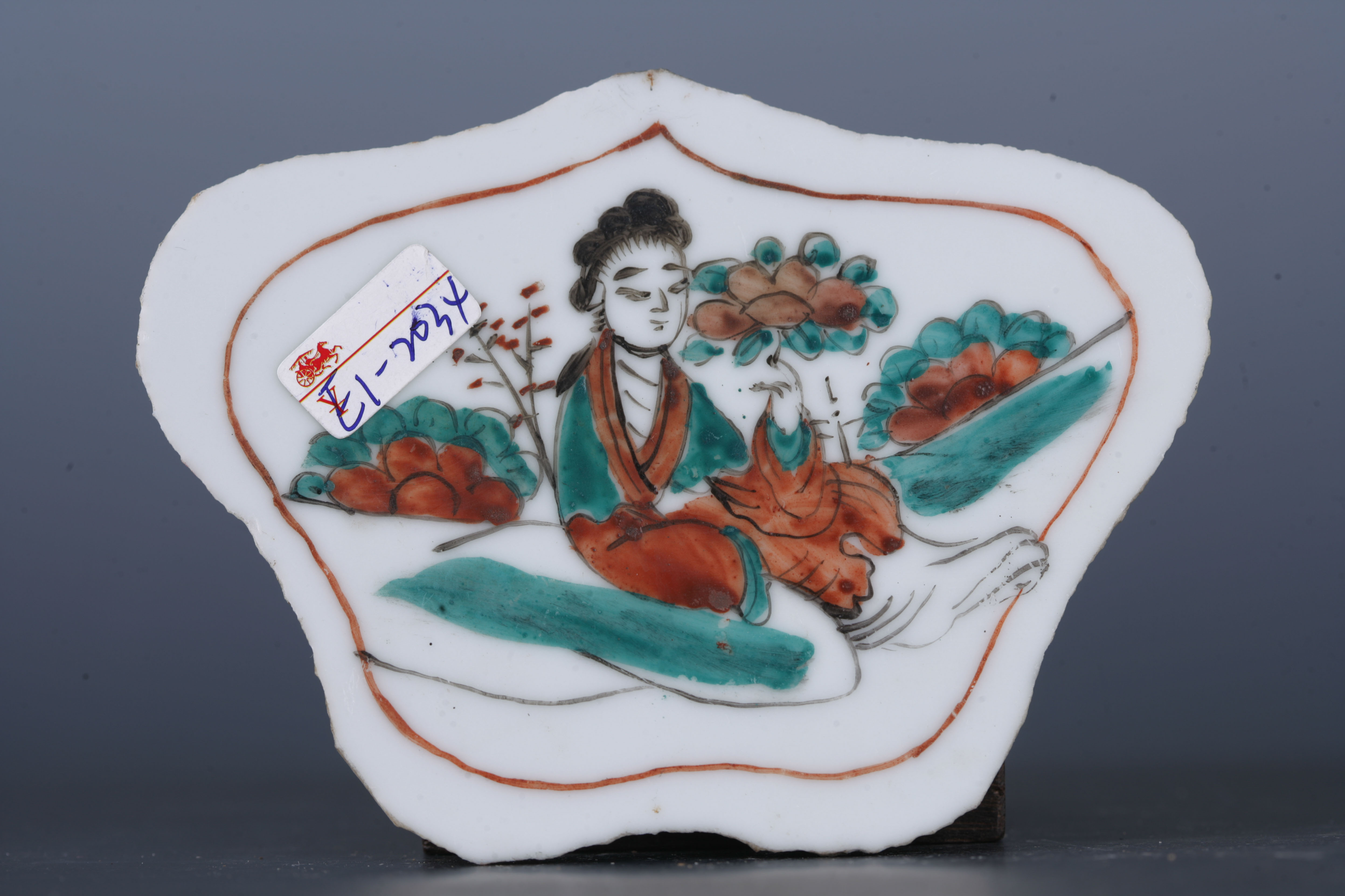 中华民国粉彩仕女纹桃形瓷板-4