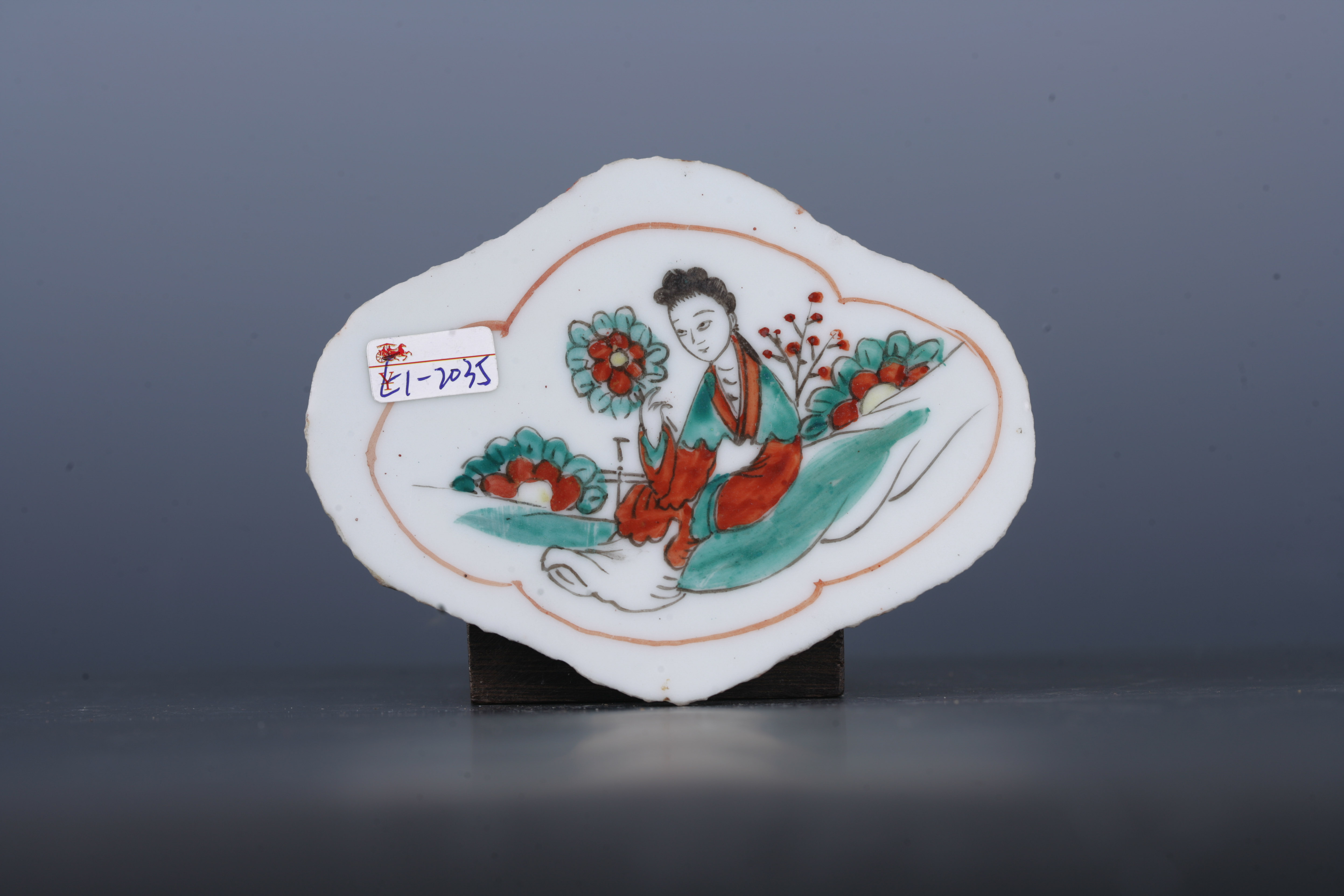 中华民国粉彩仕女纹菱花形瓷板-2