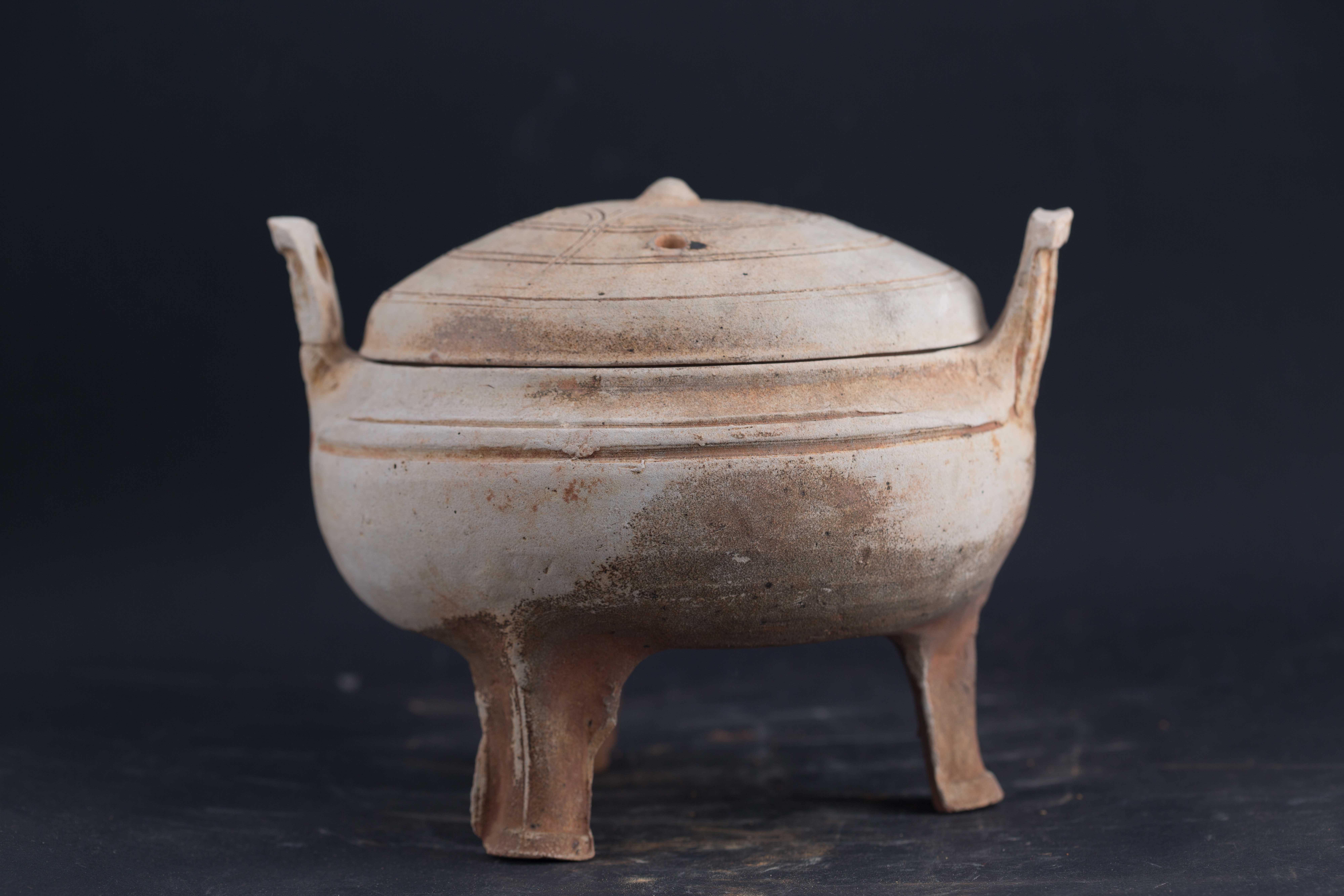 汉褐釉弦纹陶鼎（附盖）