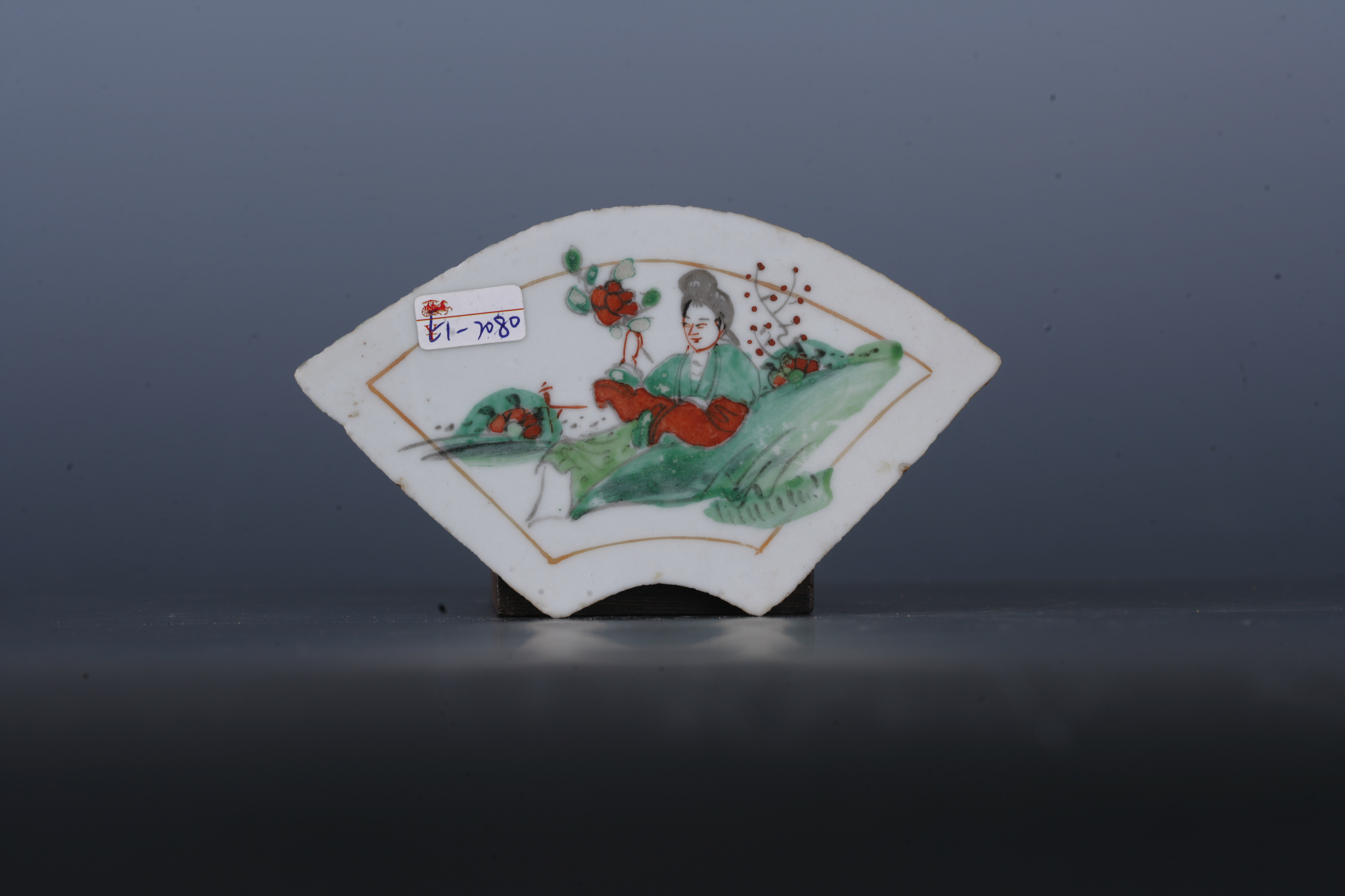 中华民国粉彩仕女纹扇形瓷板-5