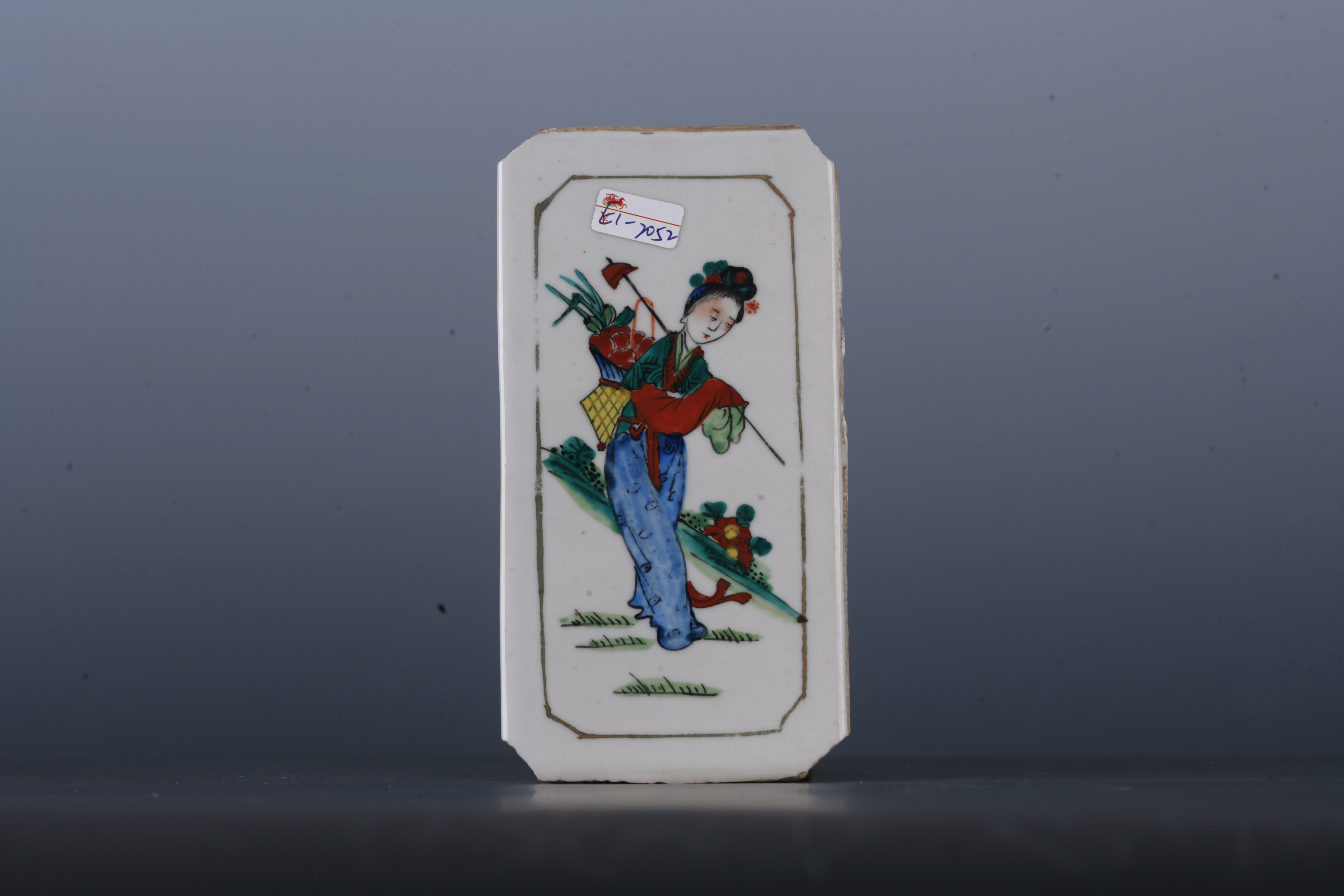 中华民国粉彩仕女纹长形瓷板-2