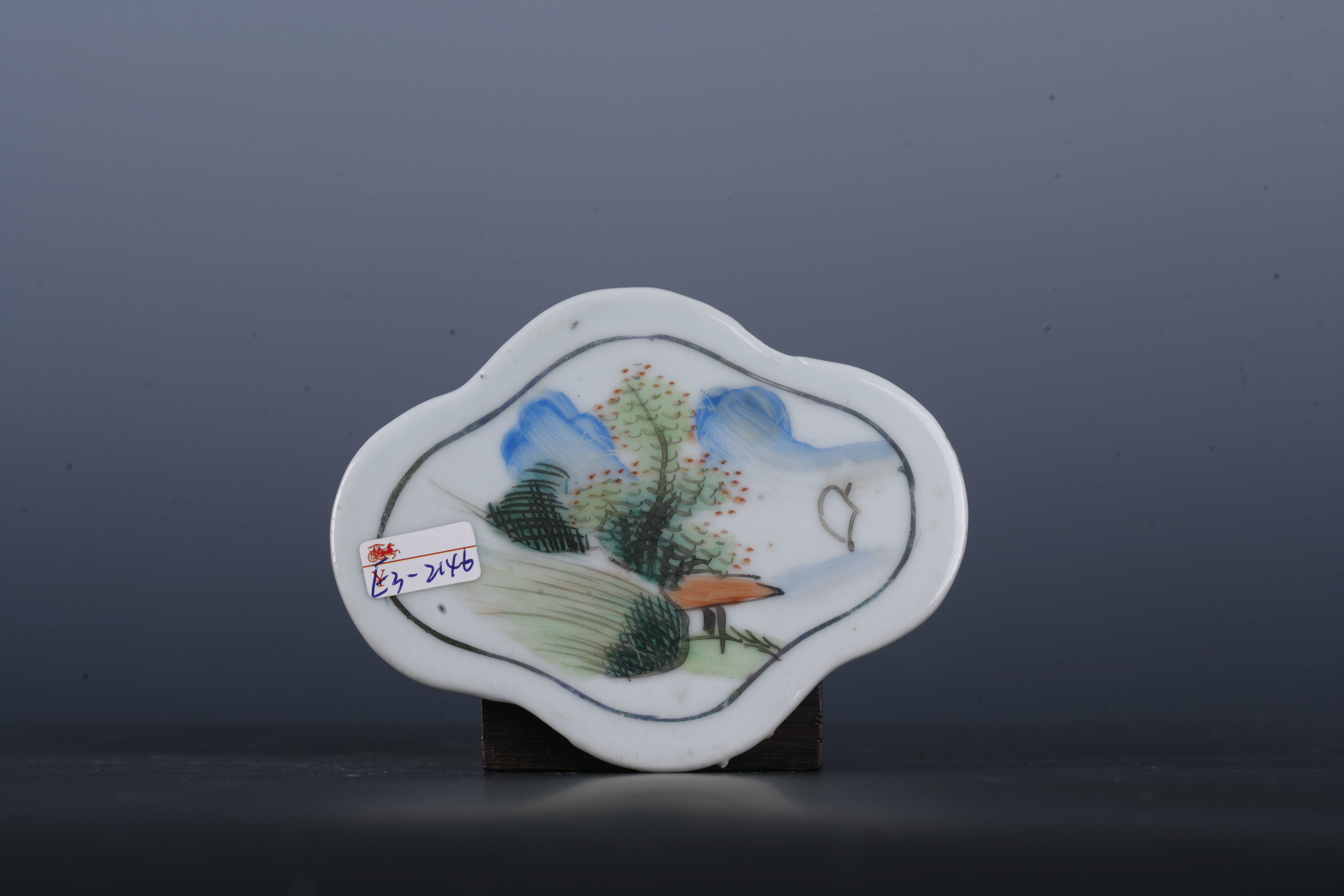 中华民国粉彩山水纹菱花形瓷板-2