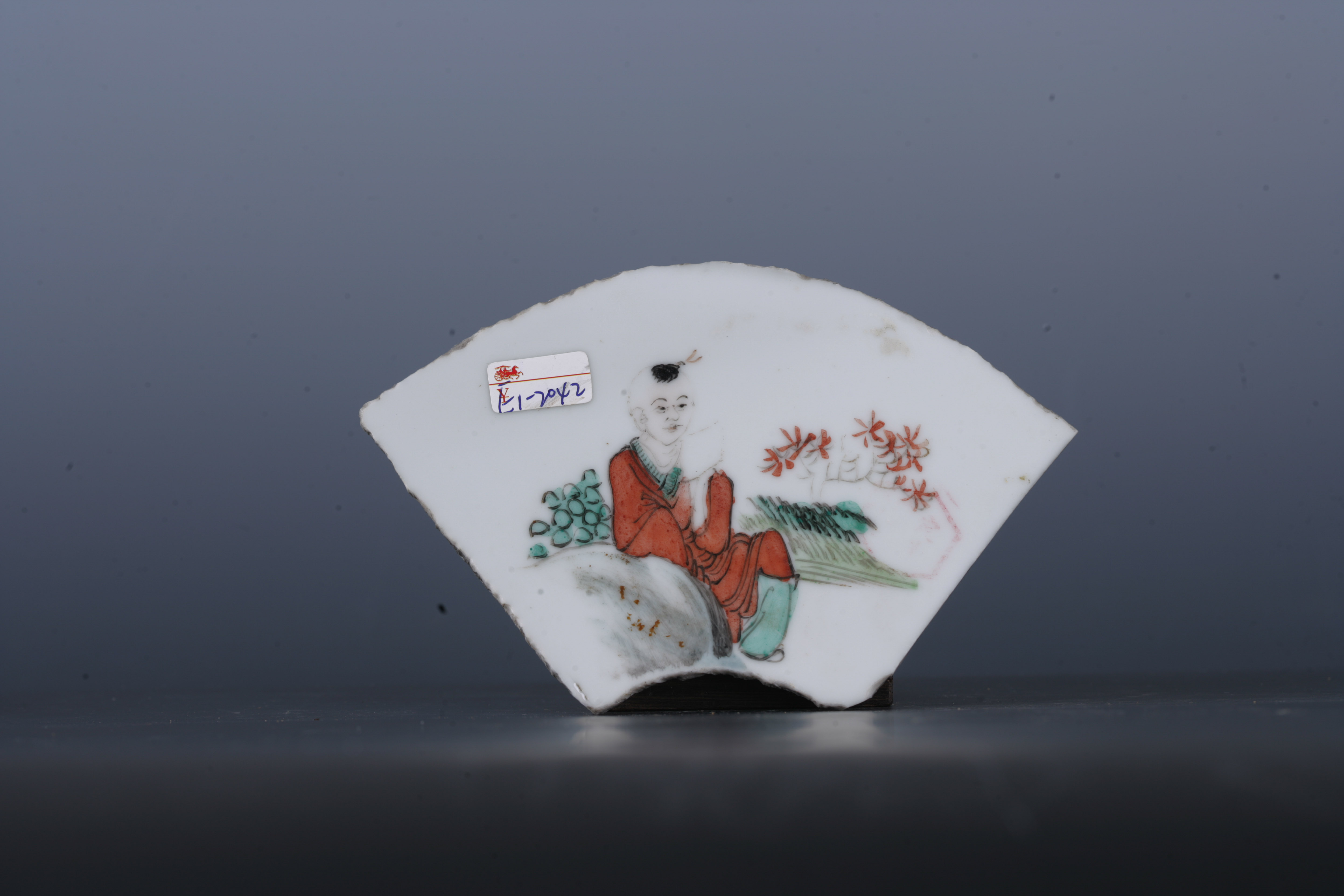 中华民国粉彩童子纹扇形瓷板