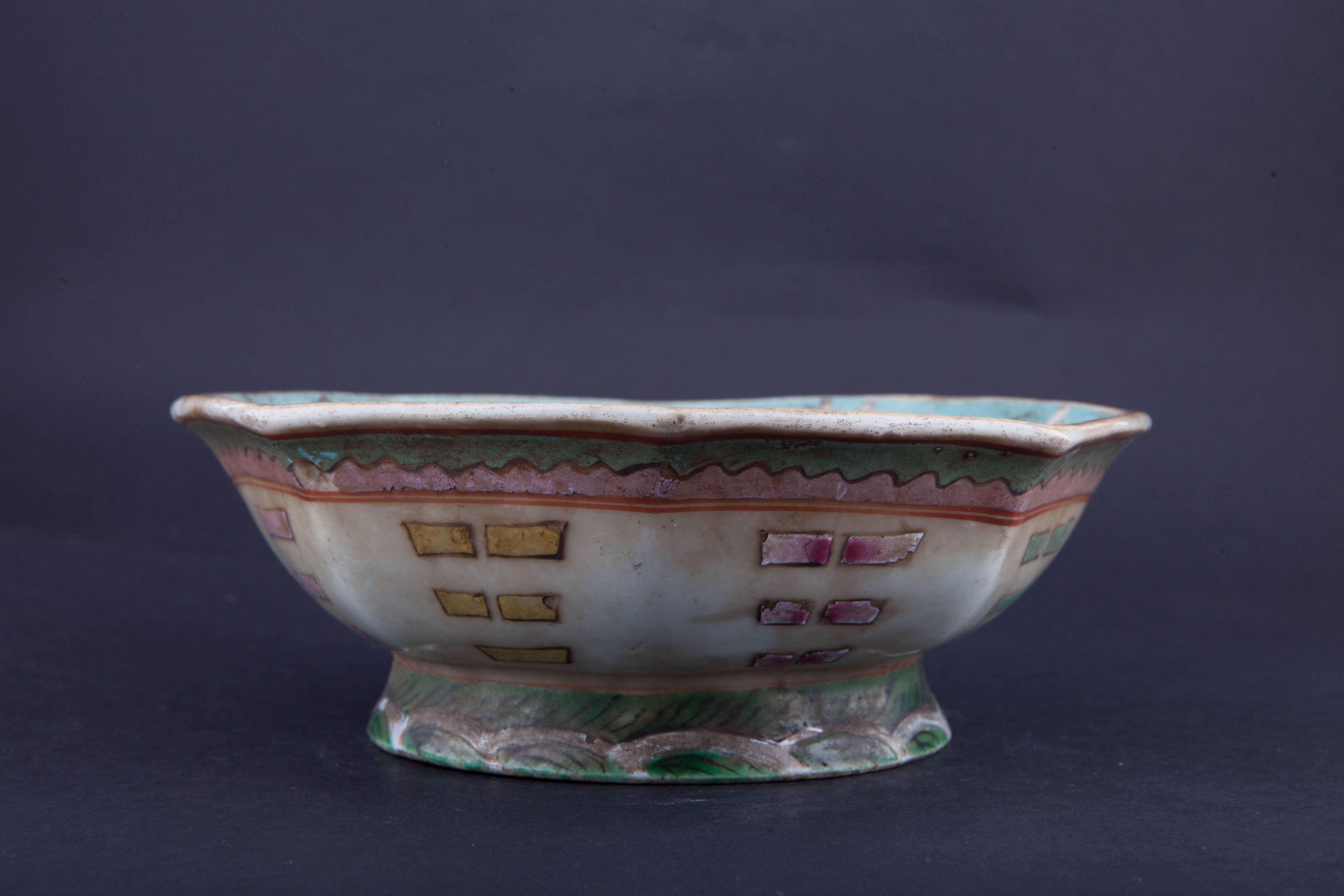 清粉彩八卦纹八角碗