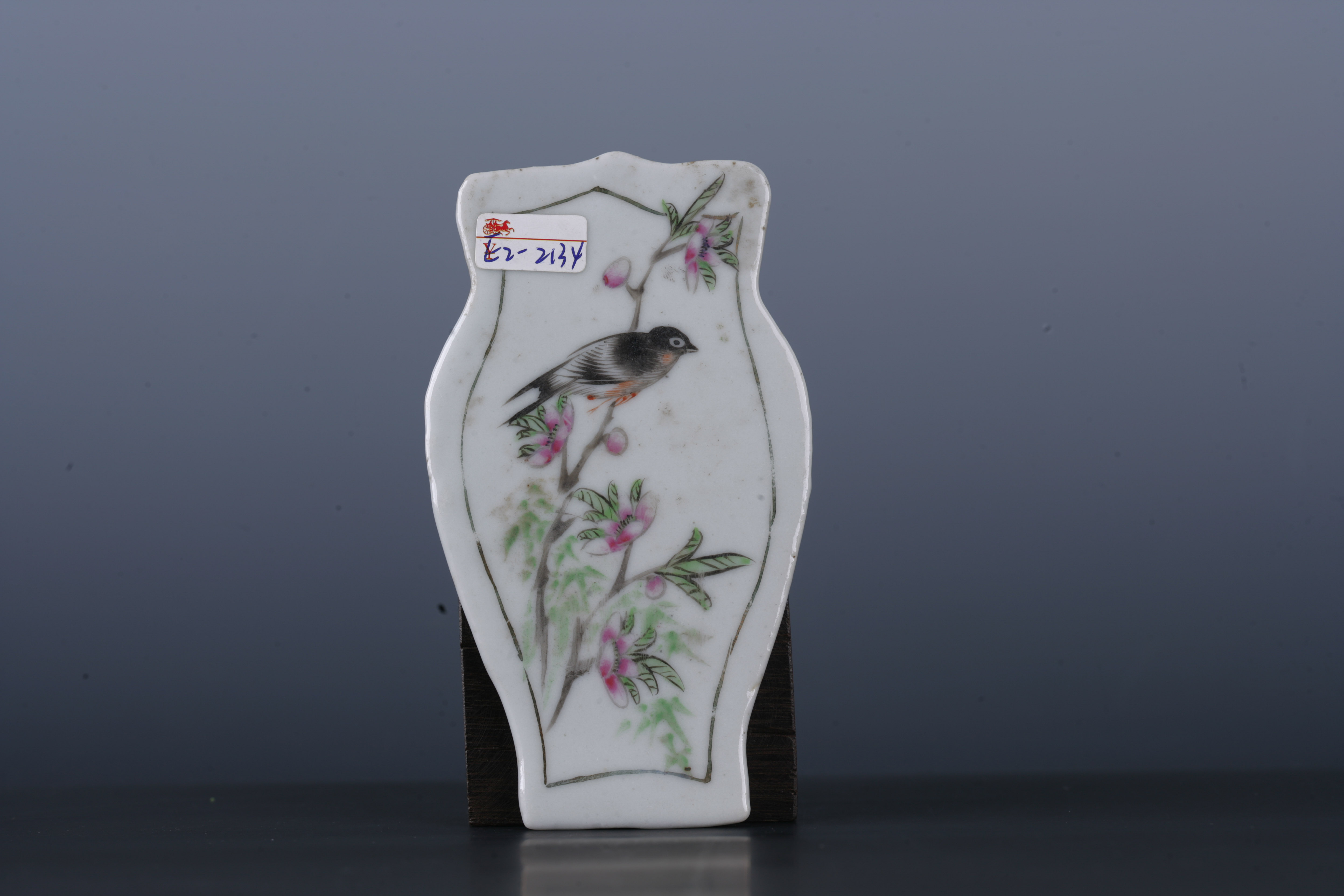 中华民国粉彩花鸟纹瓶形瓷板