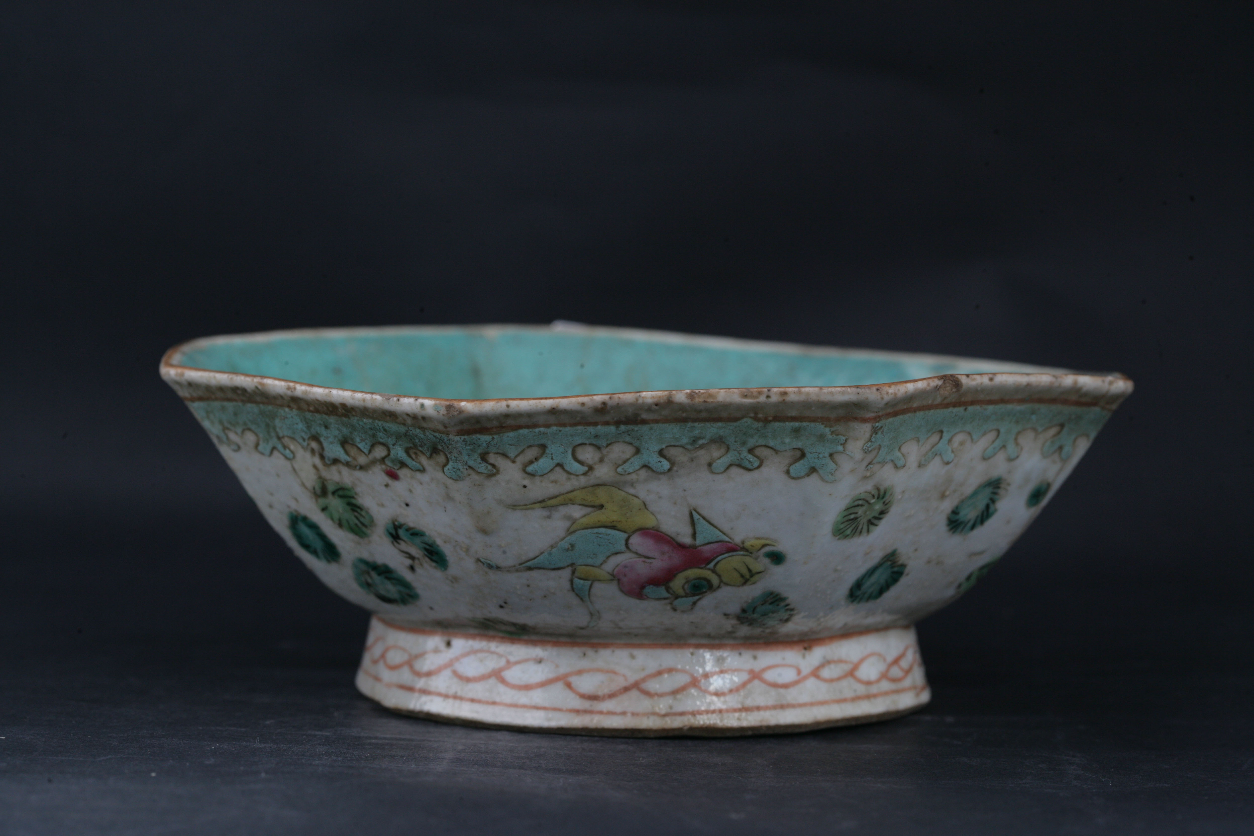 清粉彩鱼藻纹八角碗