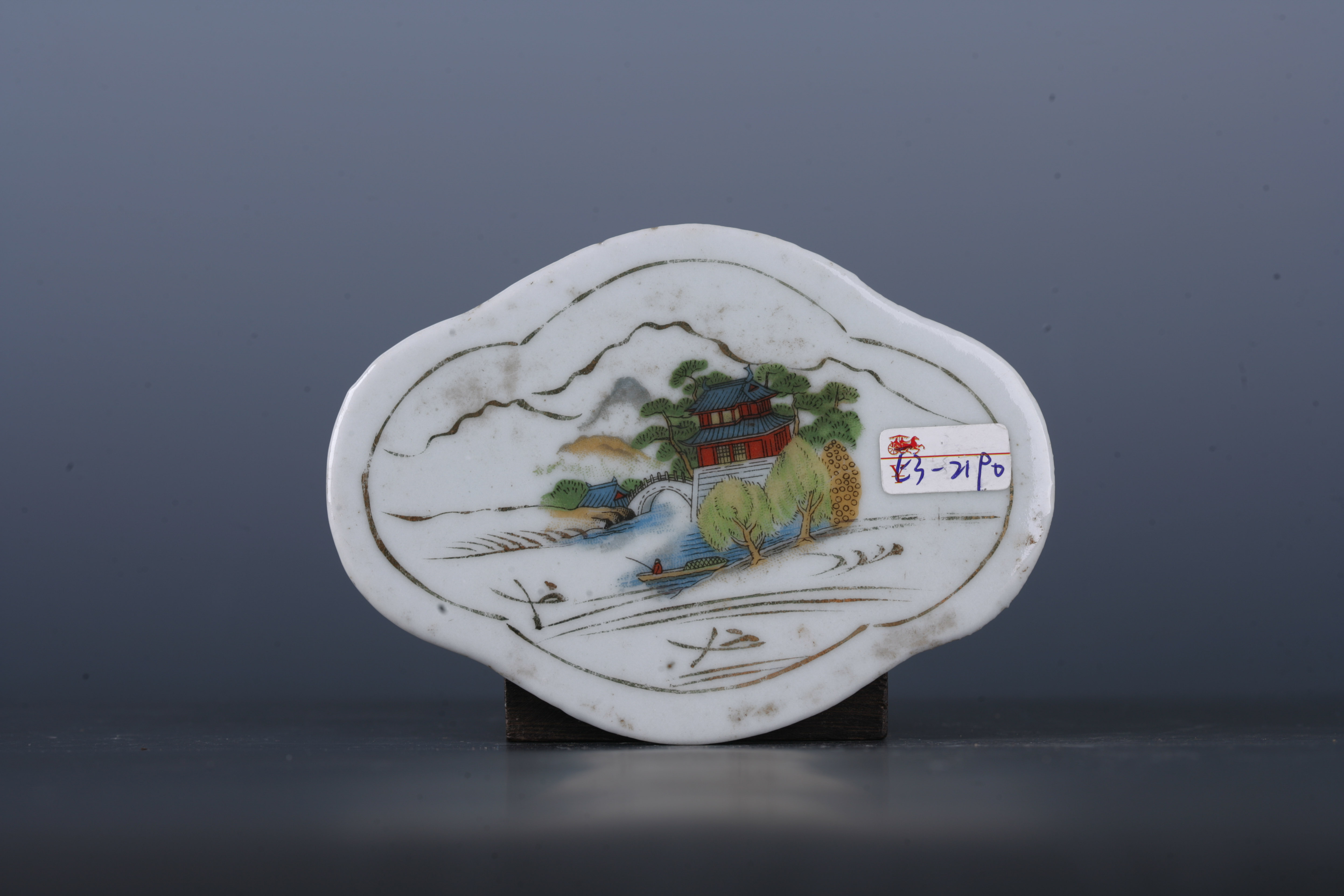 中华民国粉彩山水纹菱花形瓷板-7