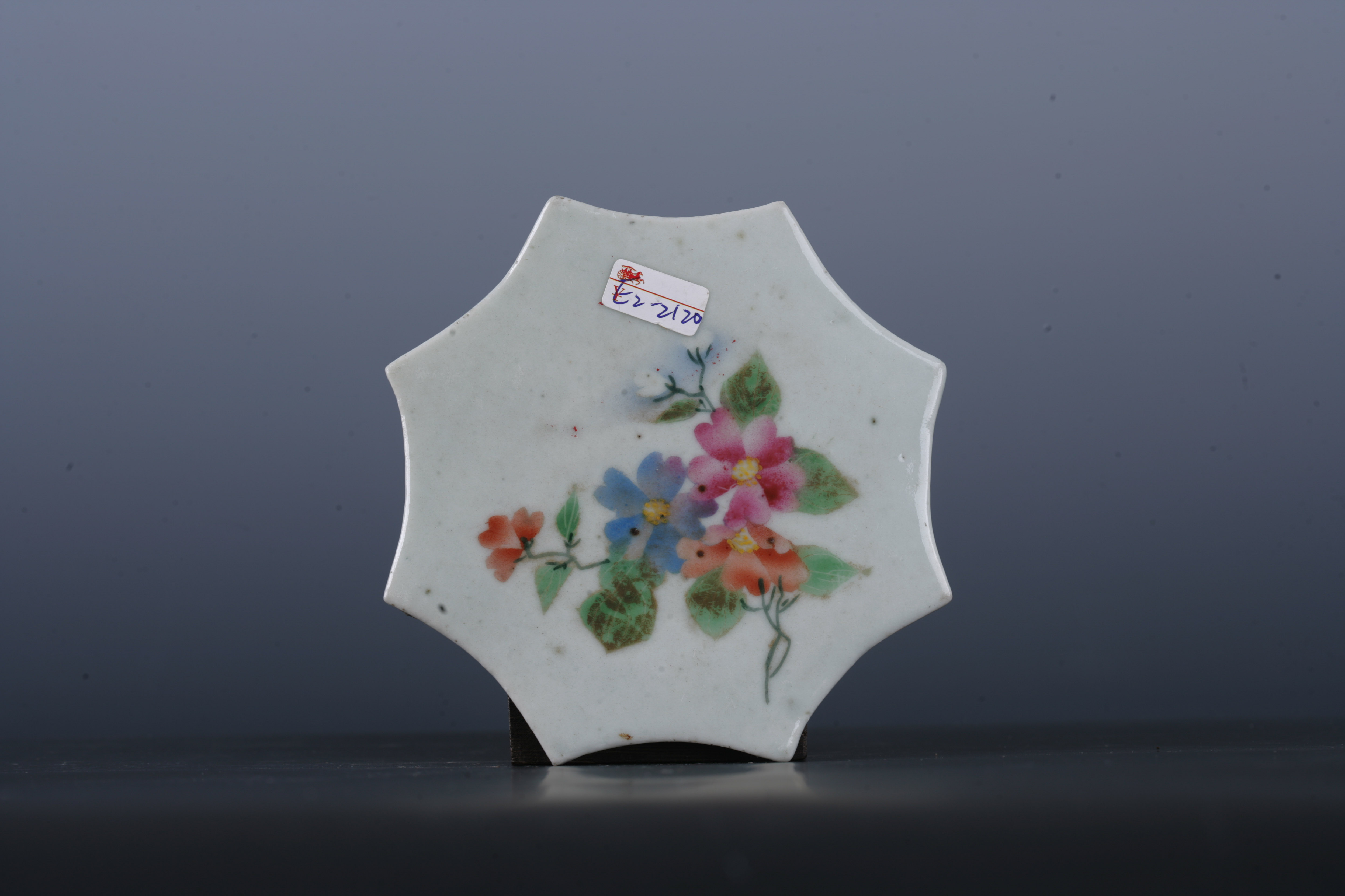 中华民国粉彩花卉纹八角形瓷板-2