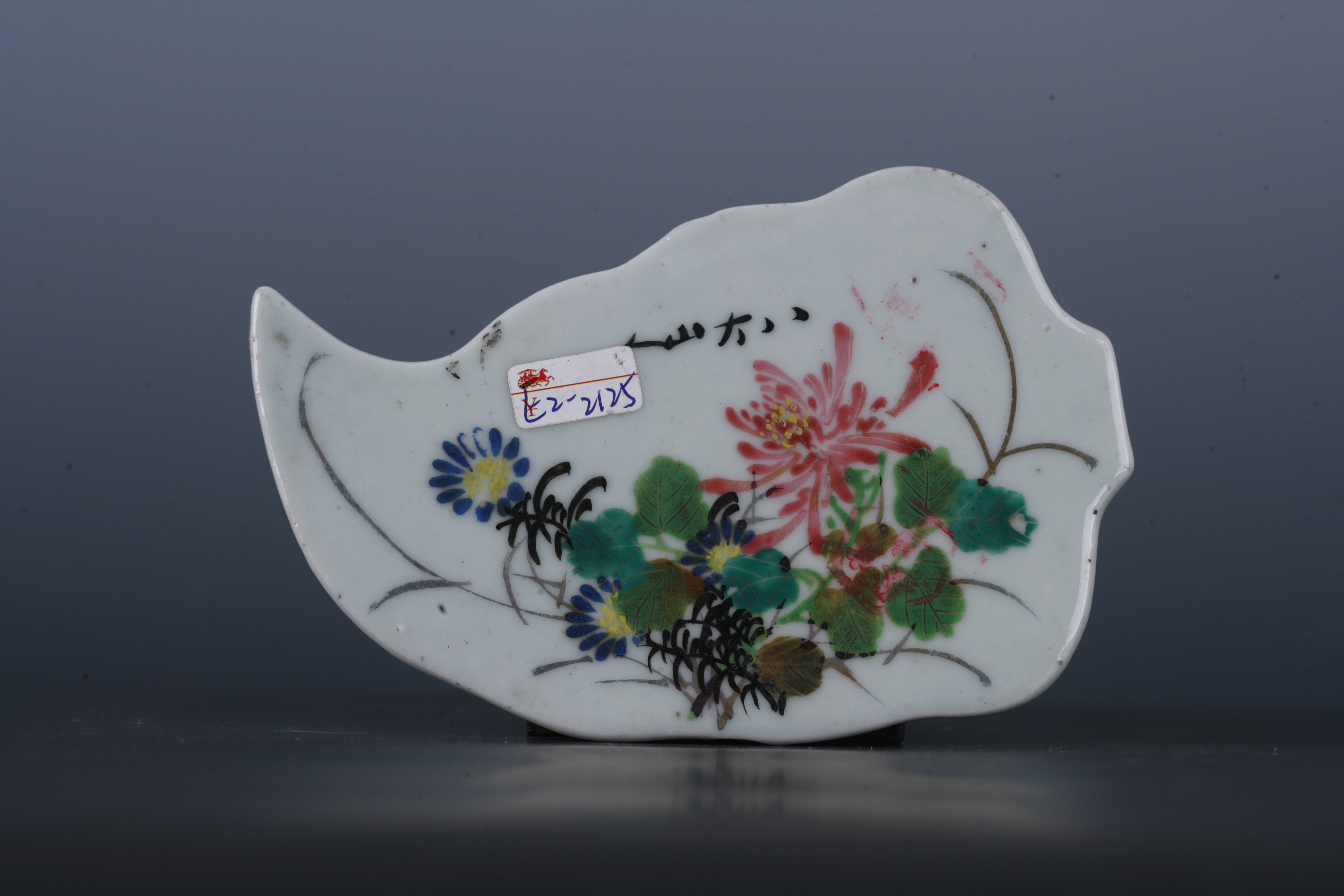 中华民国粉彩花卉纹蕉叶形瓷板