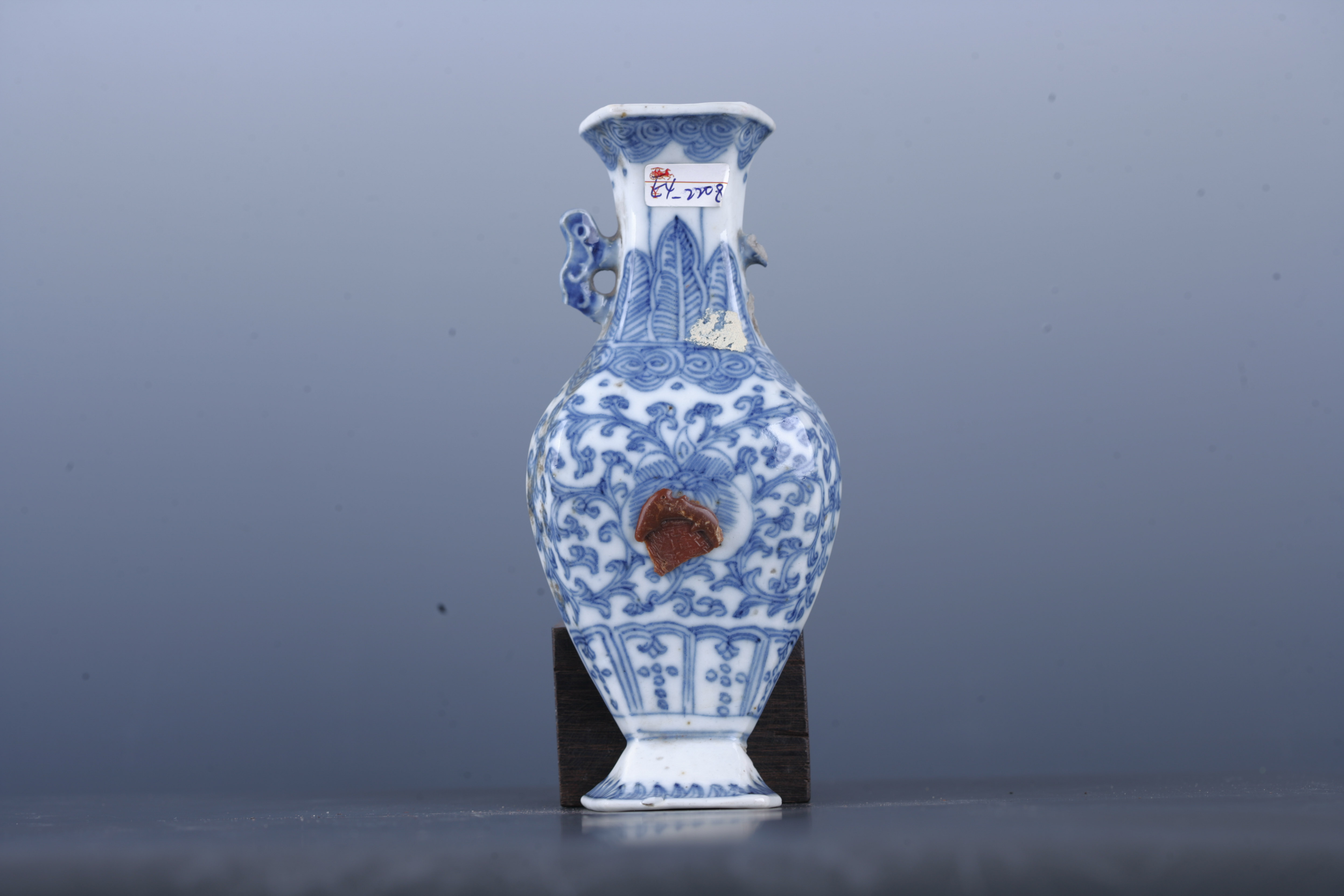 清青花莲花纹瓶形壁挂-2