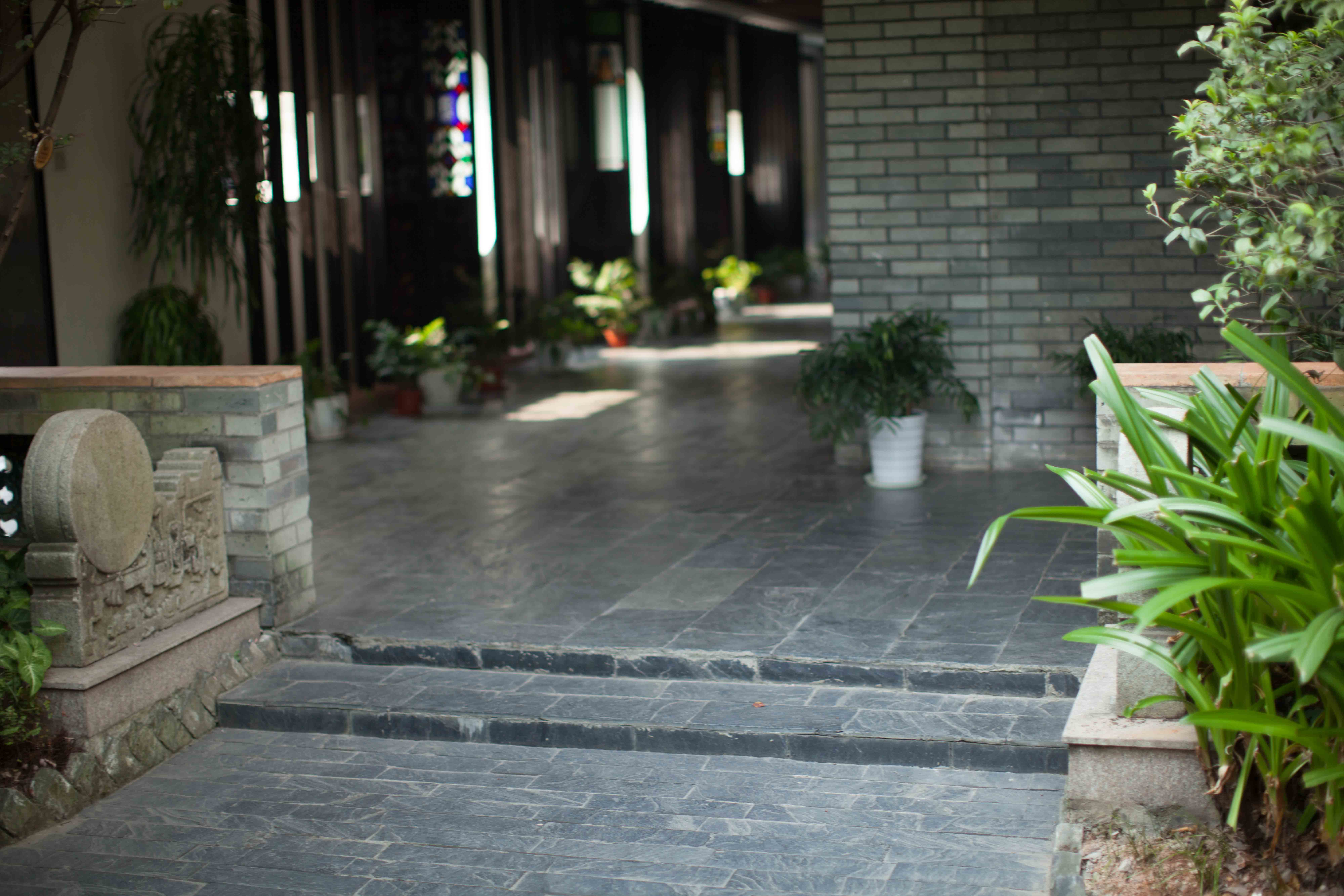 清花岗岩雕夔纹抱鼓石