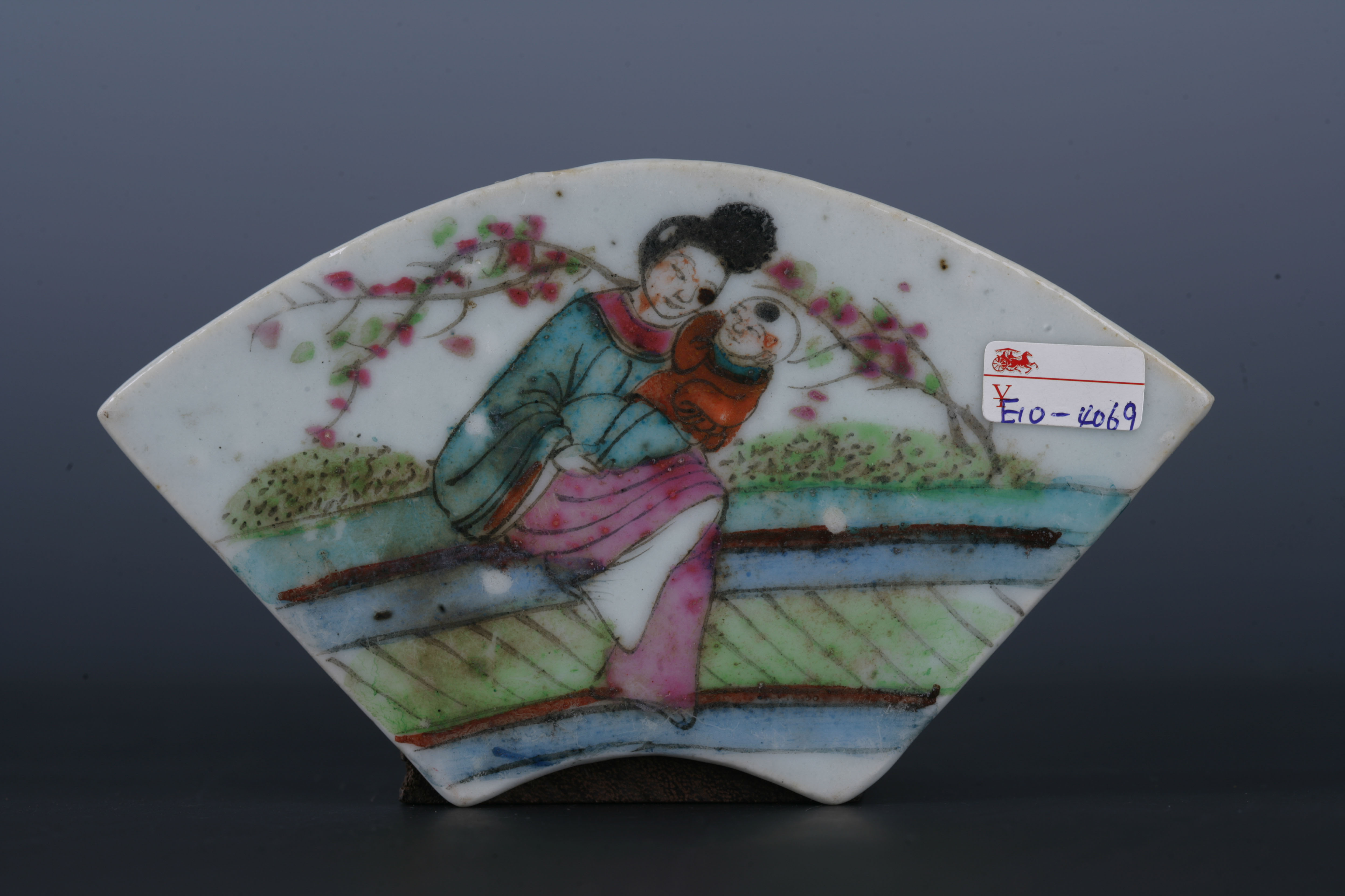 中华民国粉彩人物纹扇形瓷板-3