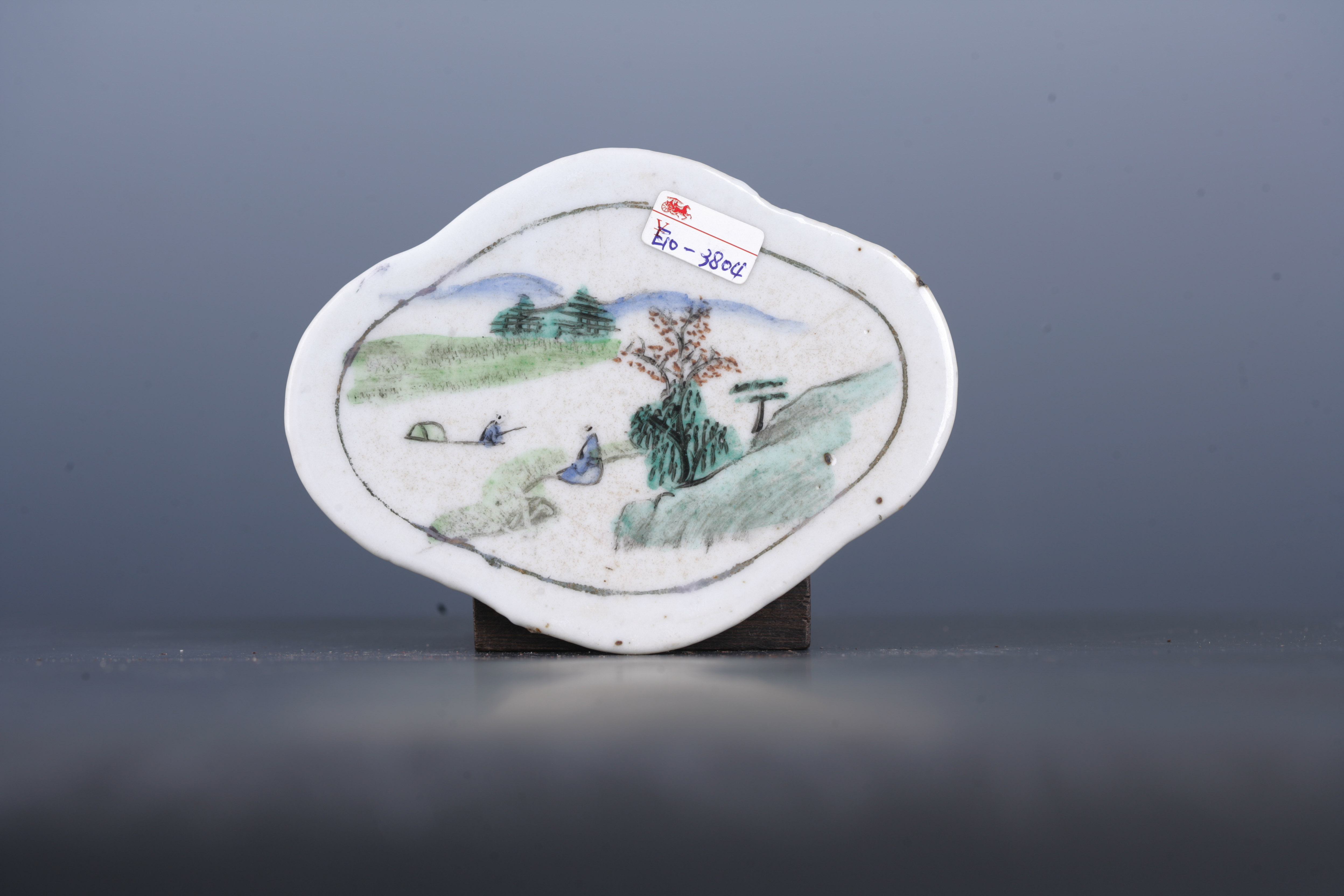 中华民国粉彩山水纹菱花形瓷板-10