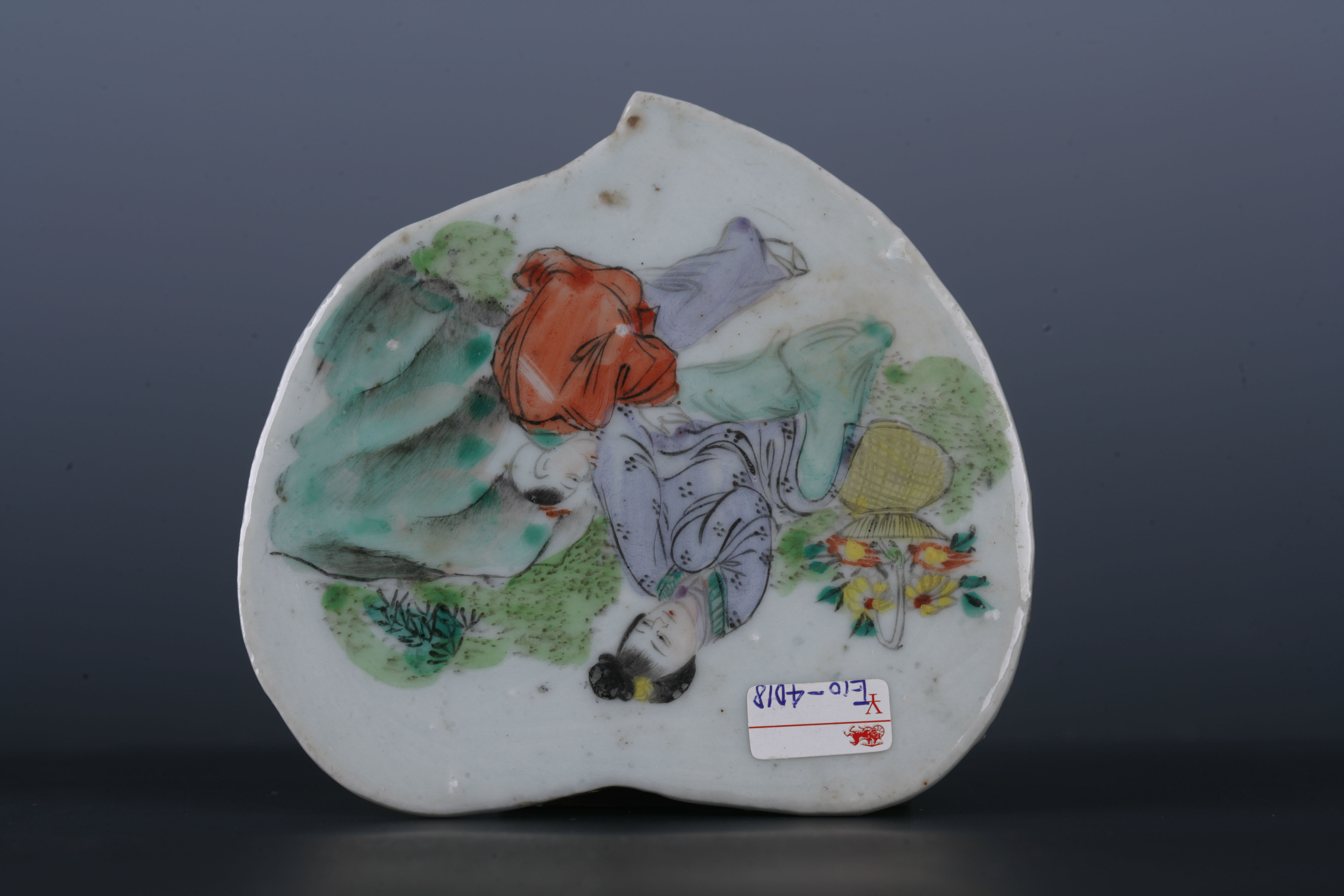 中华民国粉彩人物纹寿桃形瓷板-4