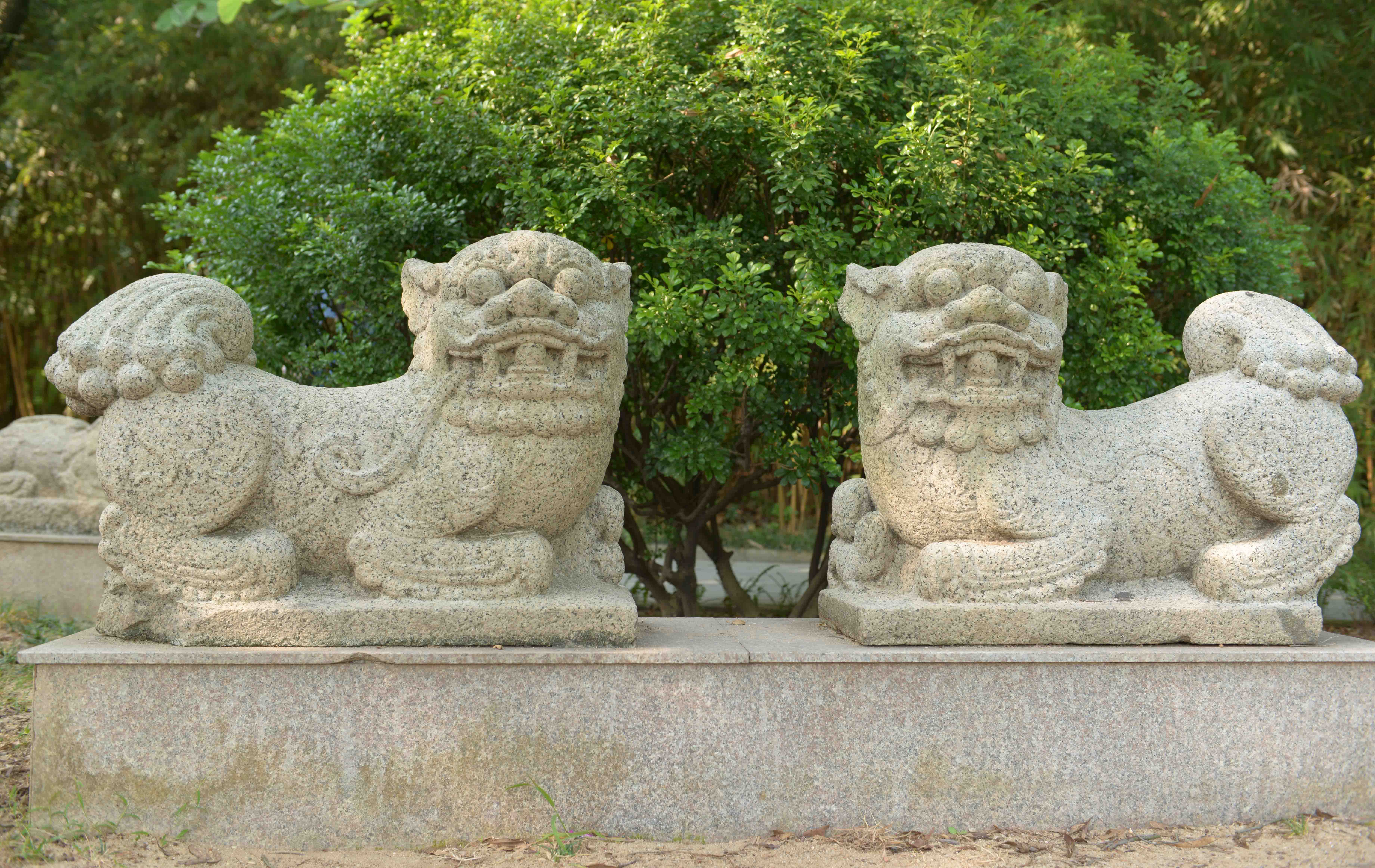 清花岗岩雕狮子