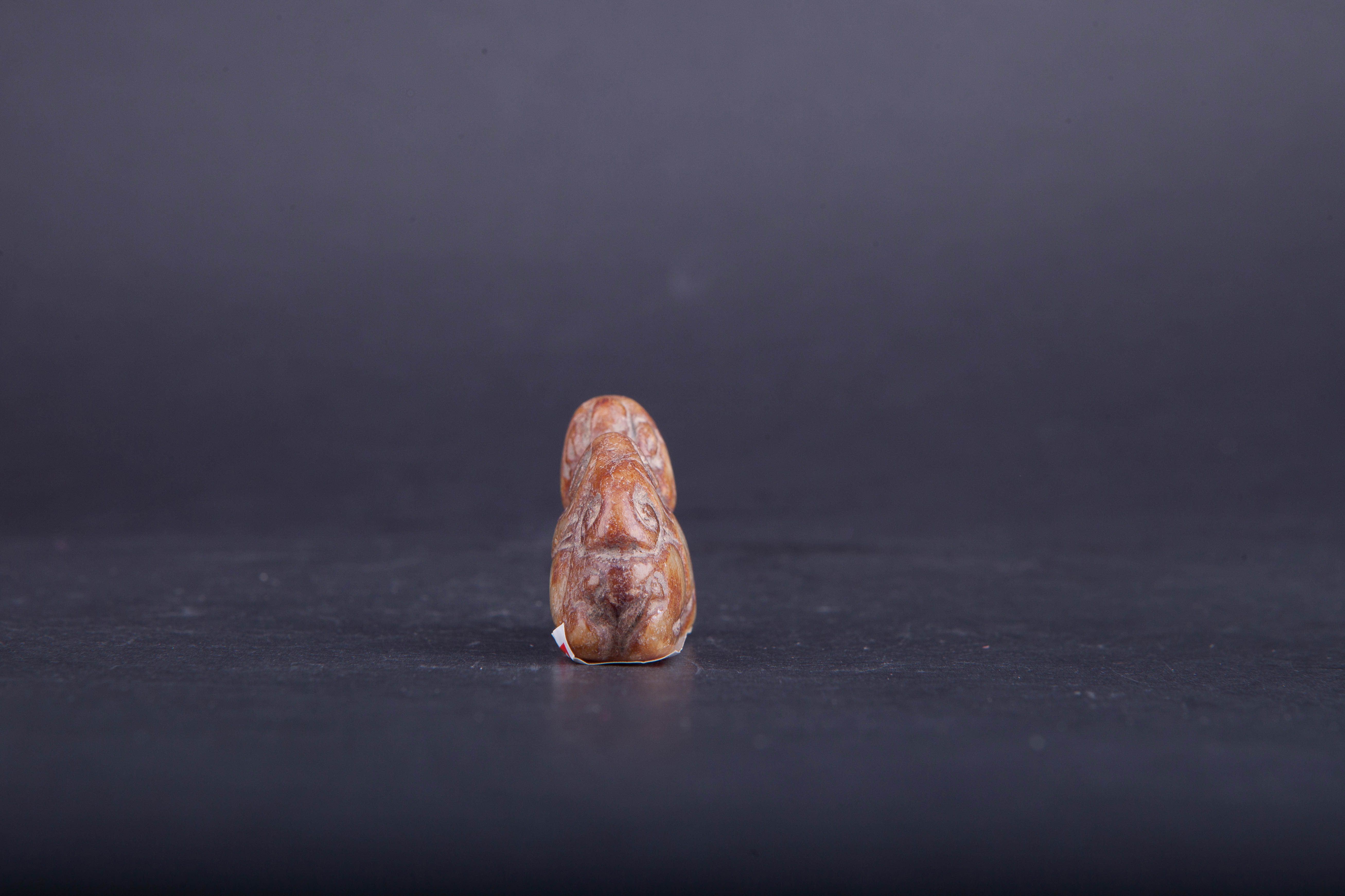 中华人民共和国玉石圆雕狗形挂件