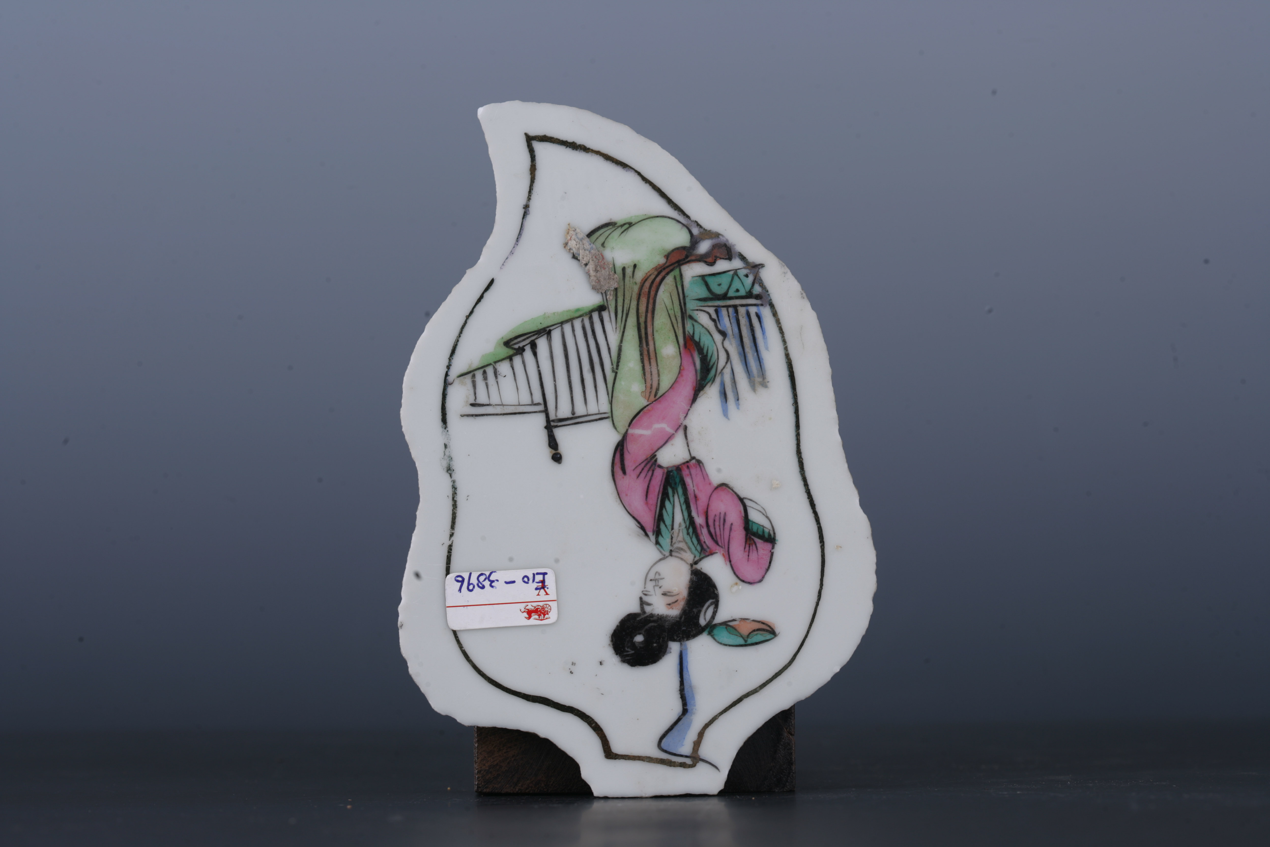 中华民国粉彩仕女纹蕉叶形瓷板-9