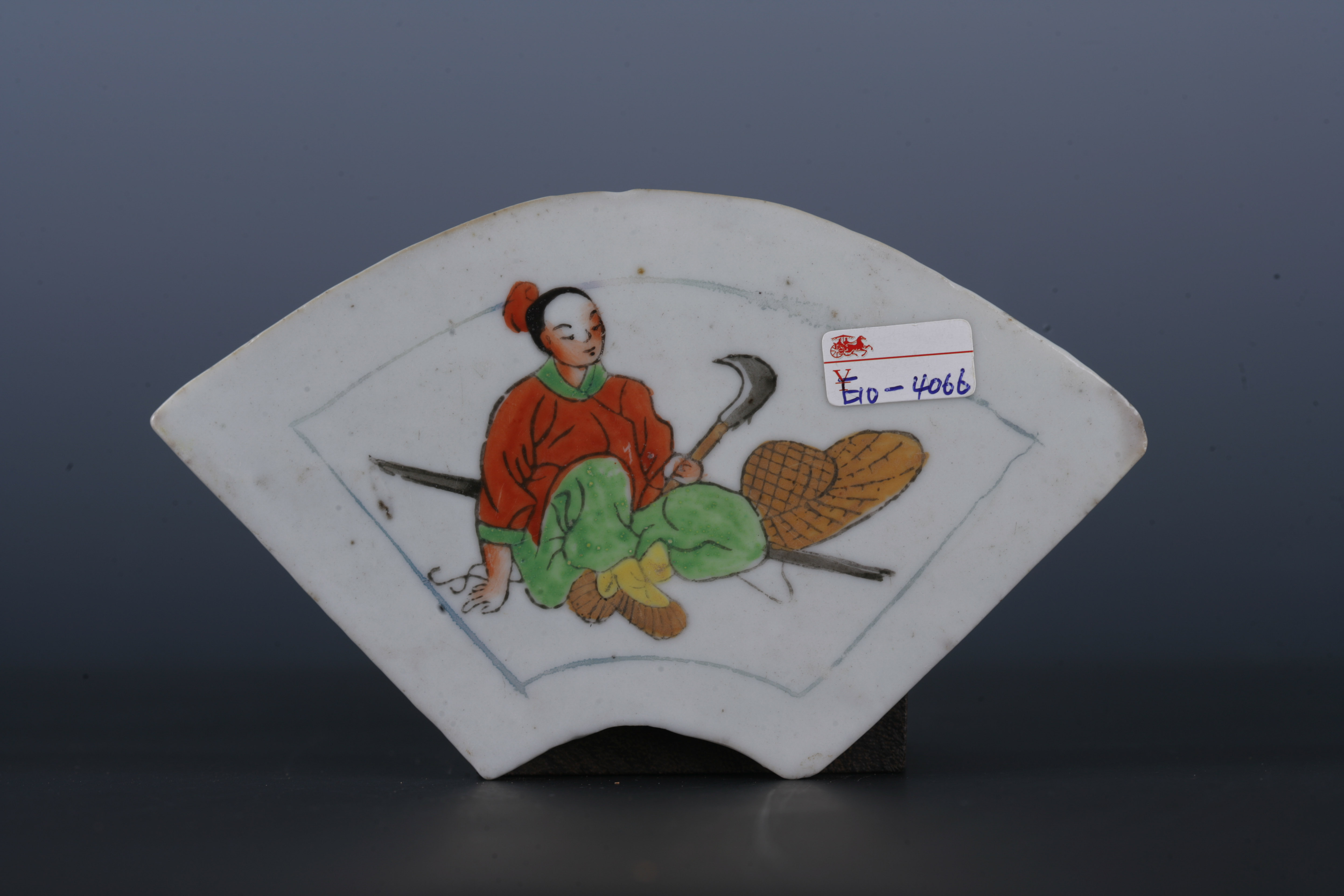 中华民国粉彩人物纹扇形瓷板-4