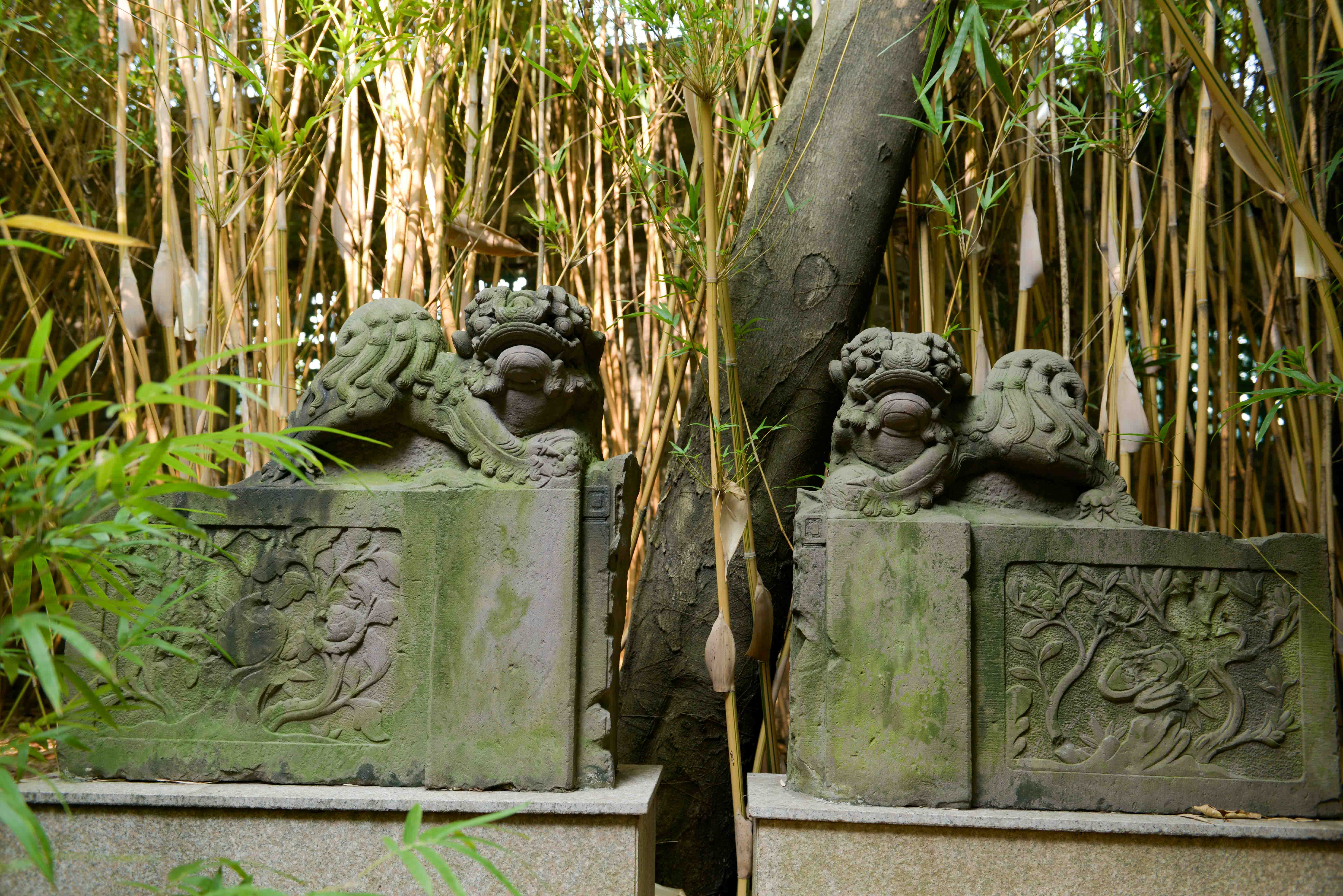 清红砂岩雕狮子花卉纹门墩石