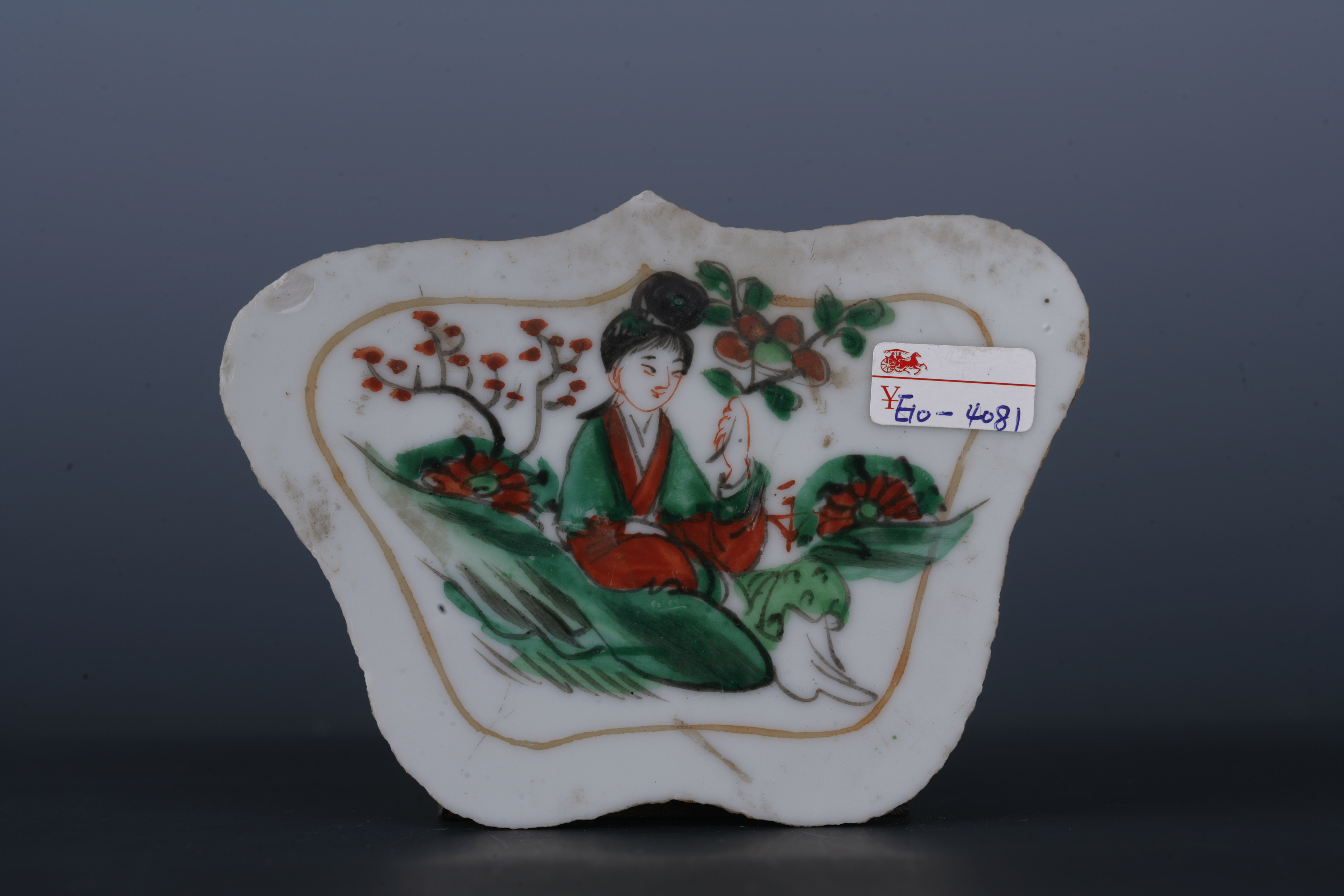 中华民国粉彩仕女纹蝶形瓷板-2