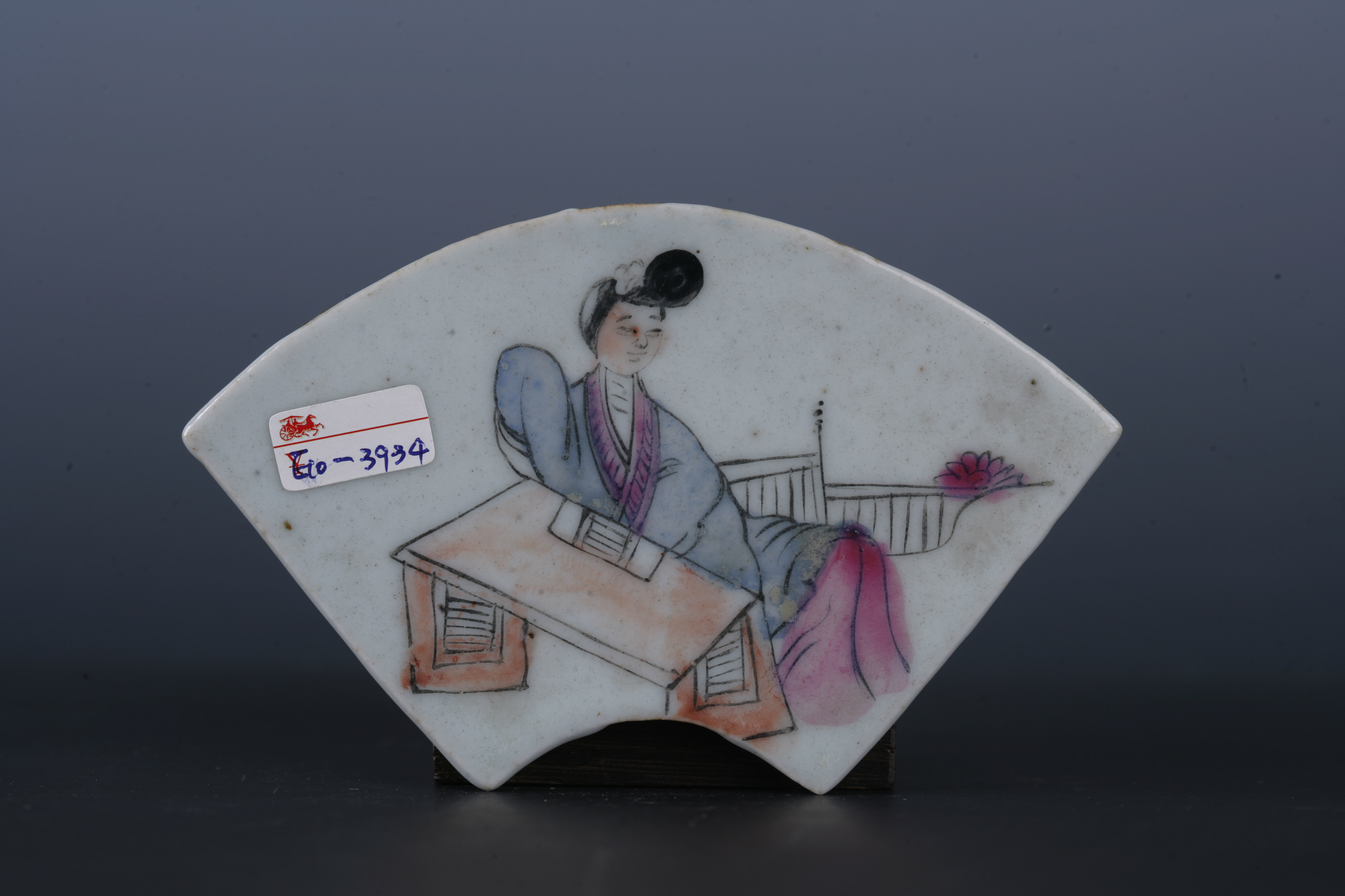 中华民国粉彩仕女纹扇形瓷板-18