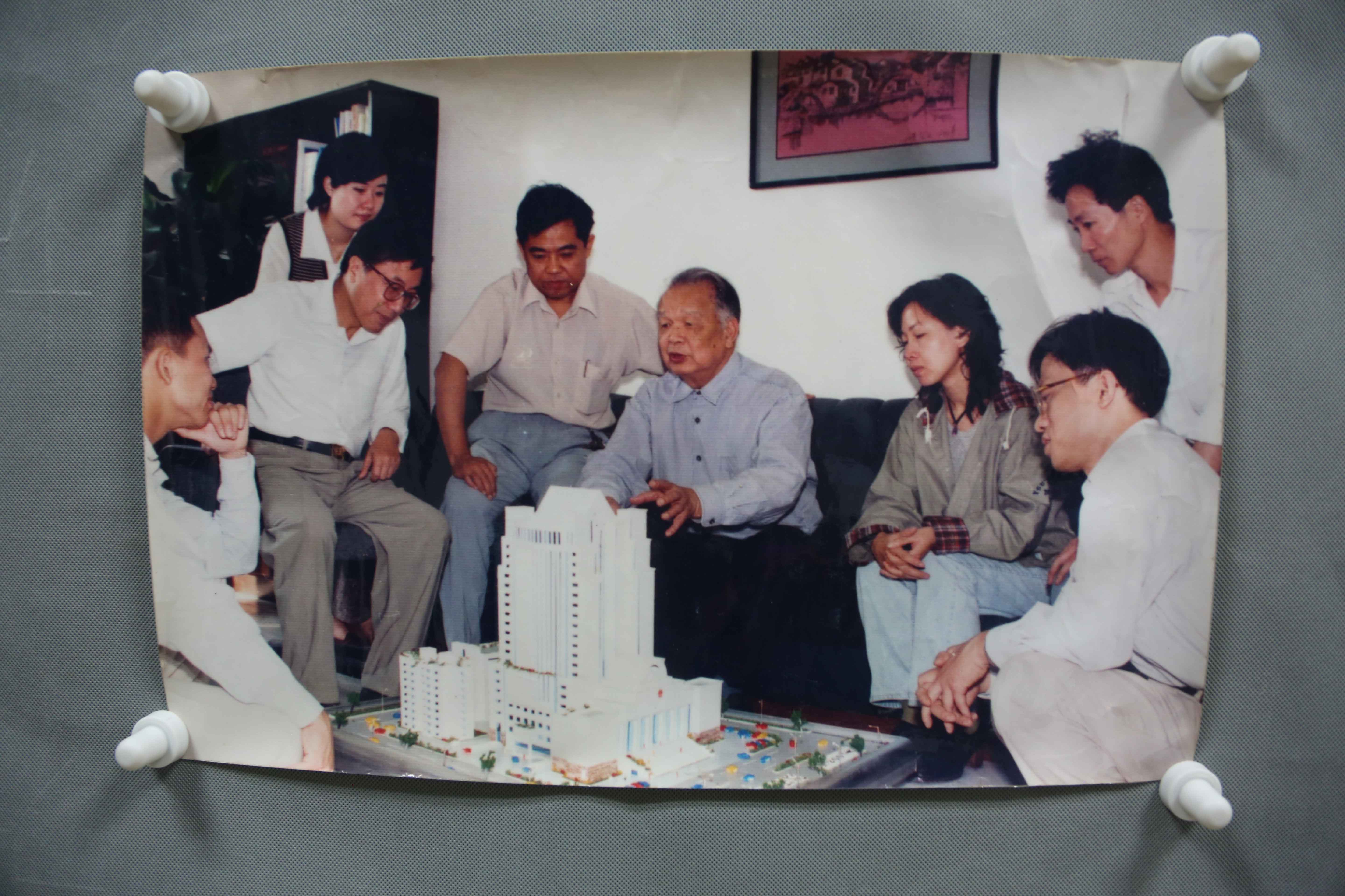 中华人民共和国莫伯治工作照