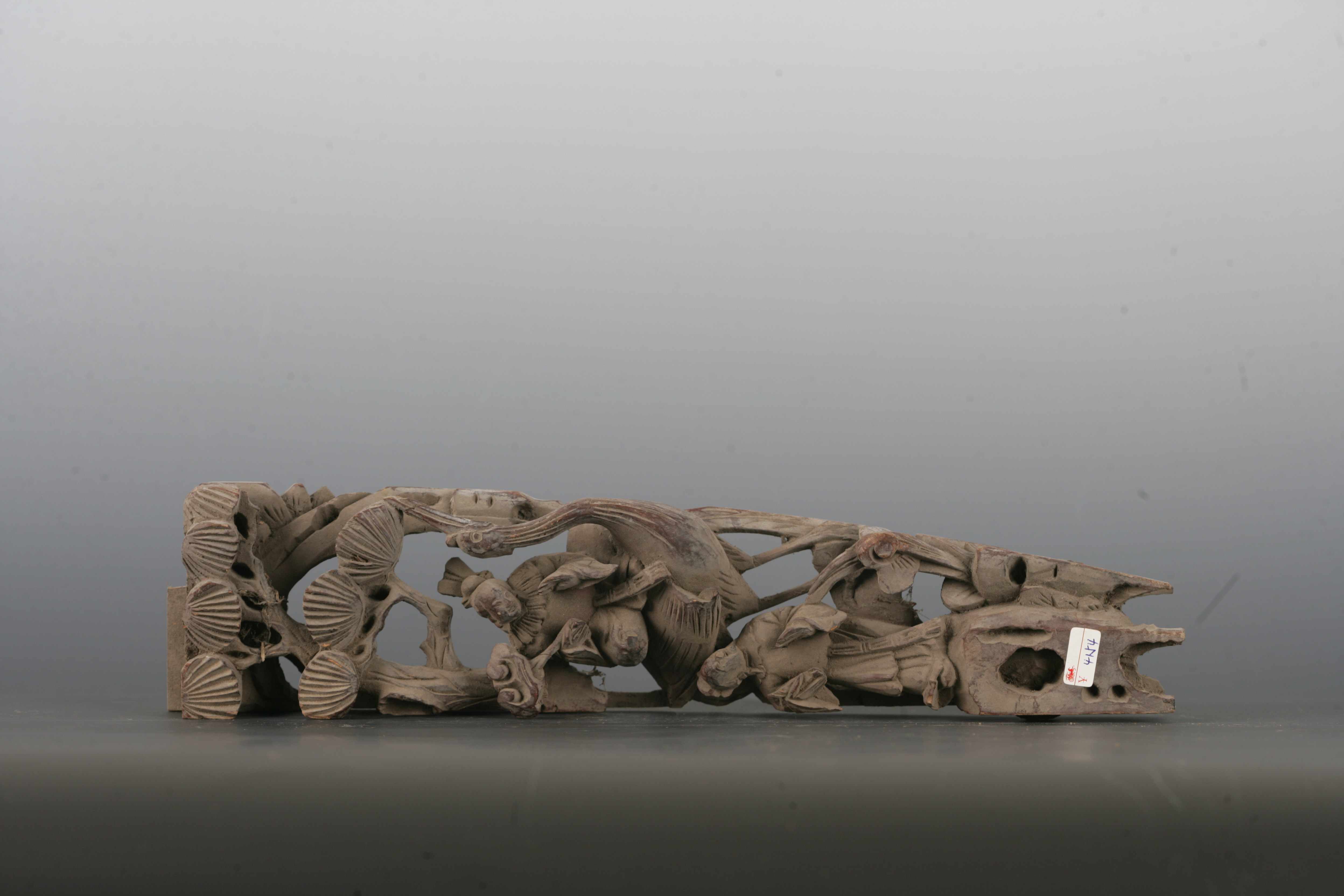 清金漆木镂雕人物纹花板-4